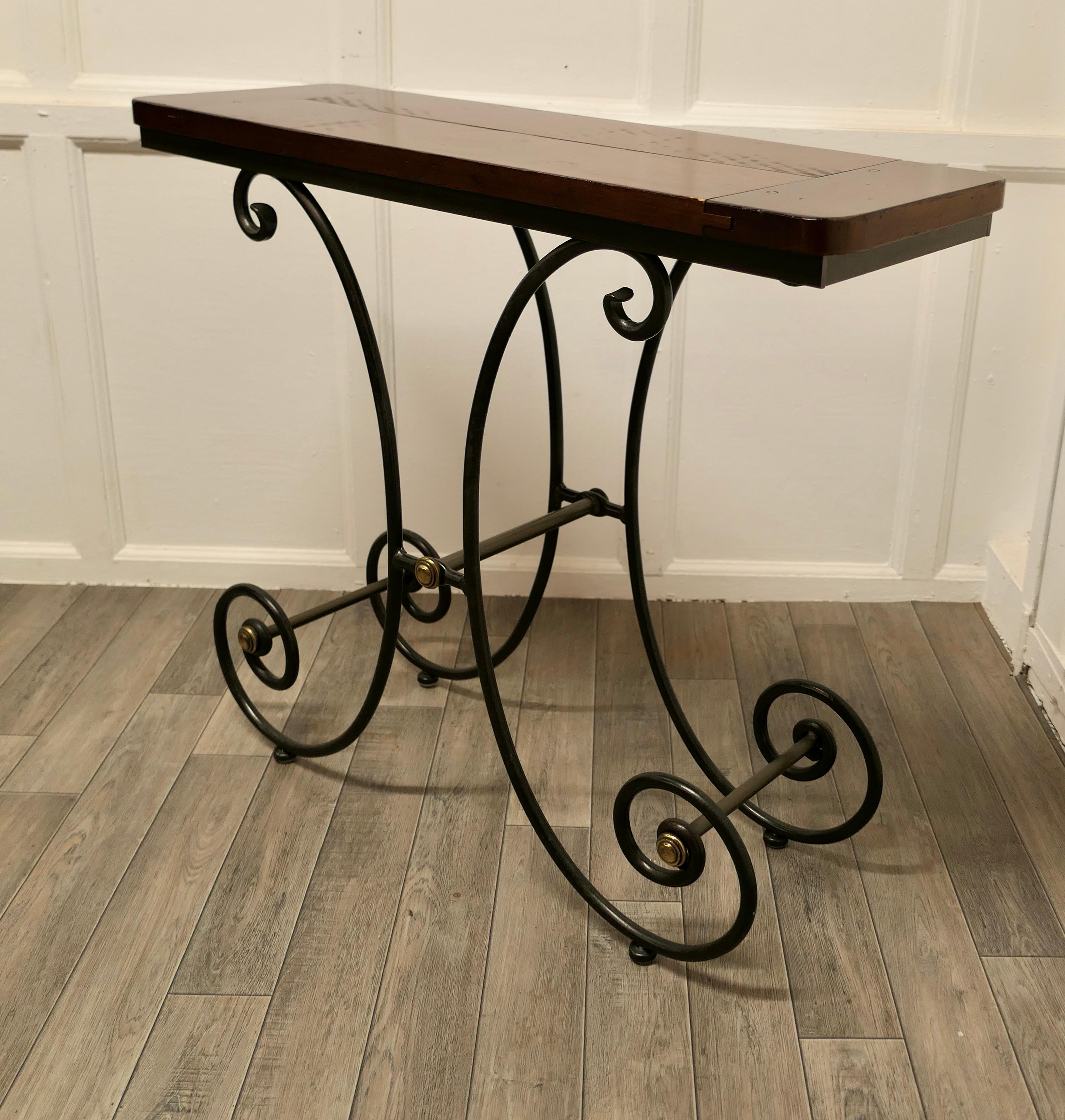 Stylish Iron and Elm Console Table In Good Condition For Sale In Chillerton, Isle of Wight