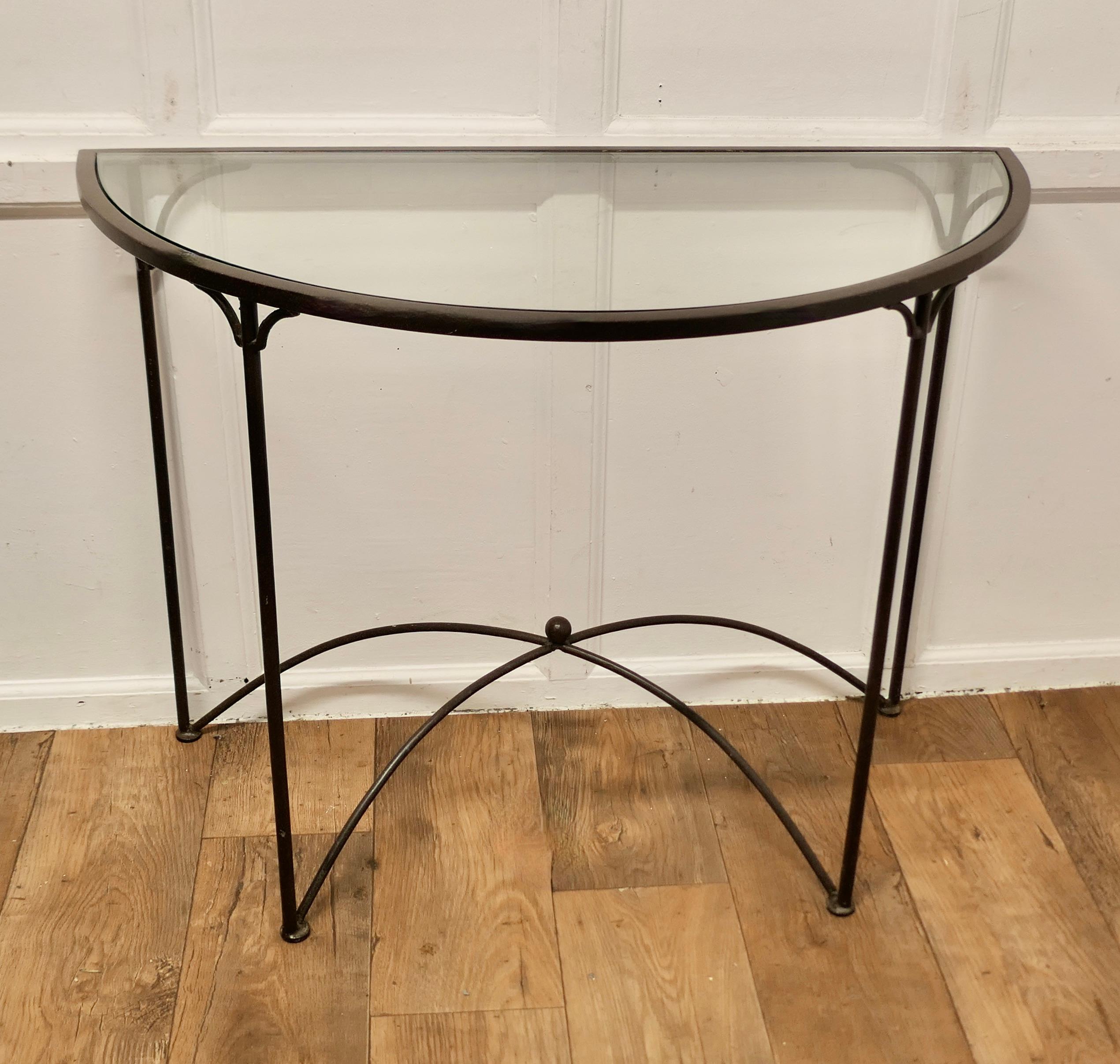Mid-Century Modern Table console élégante en fer et en verre    C'est une belle table   en vente