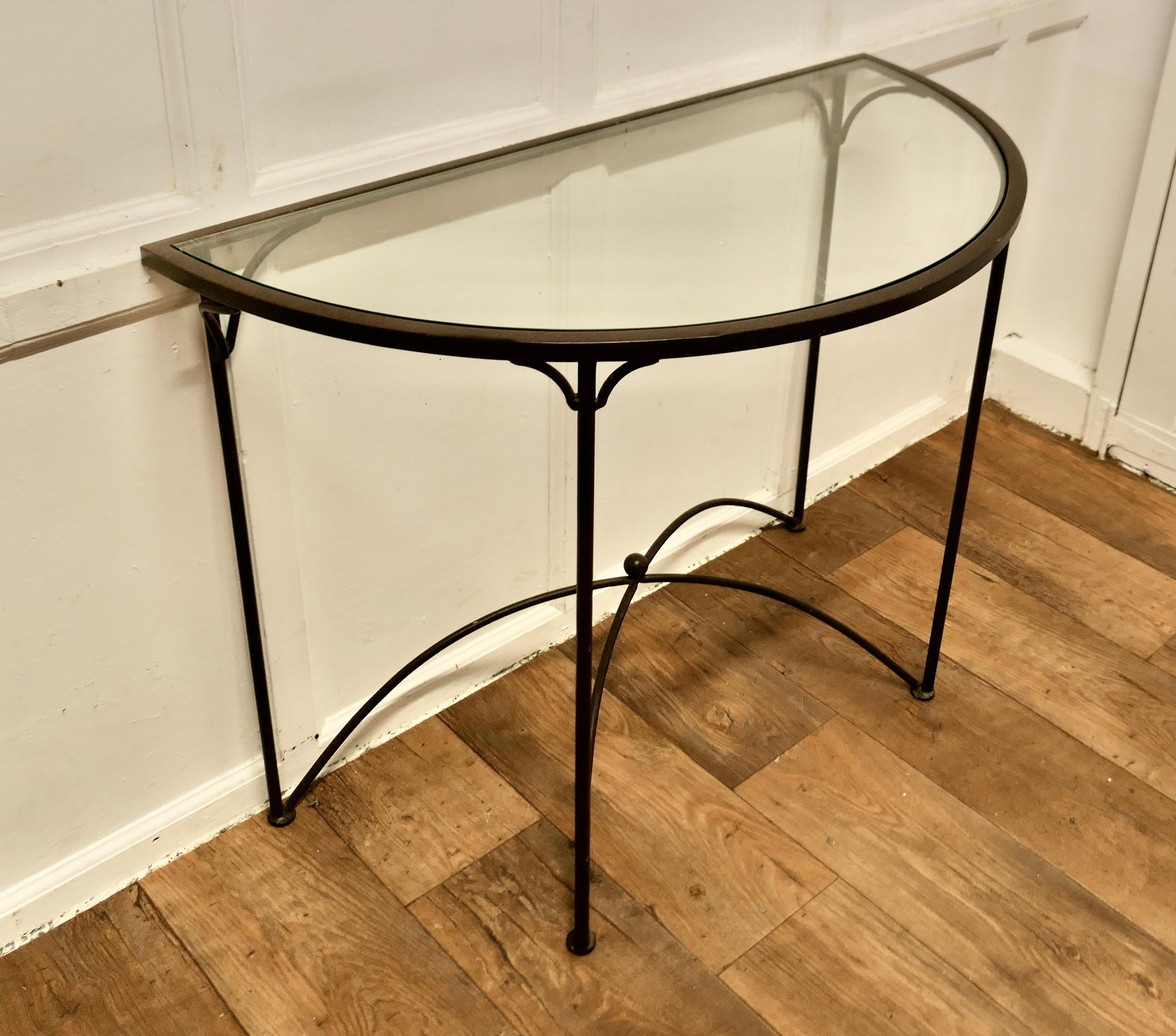 Ein eleganter Konsolentisch aus Eisen und Glas    Dies ist ein schöner Tisch   im Angebot 2