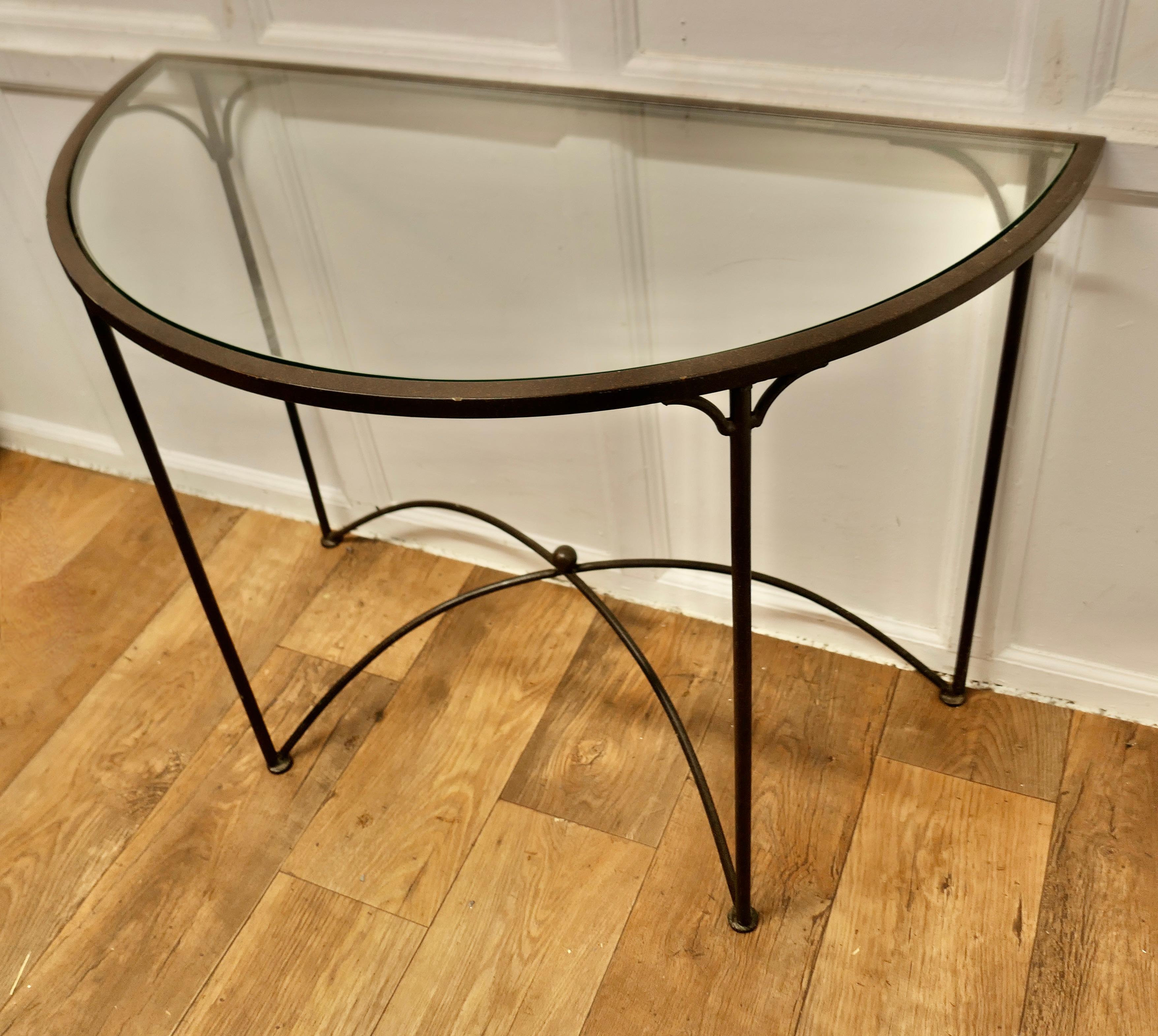 Ein eleganter Konsolentisch aus Eisen und Glas    Dies ist ein schöner Tisch   im Angebot 3
