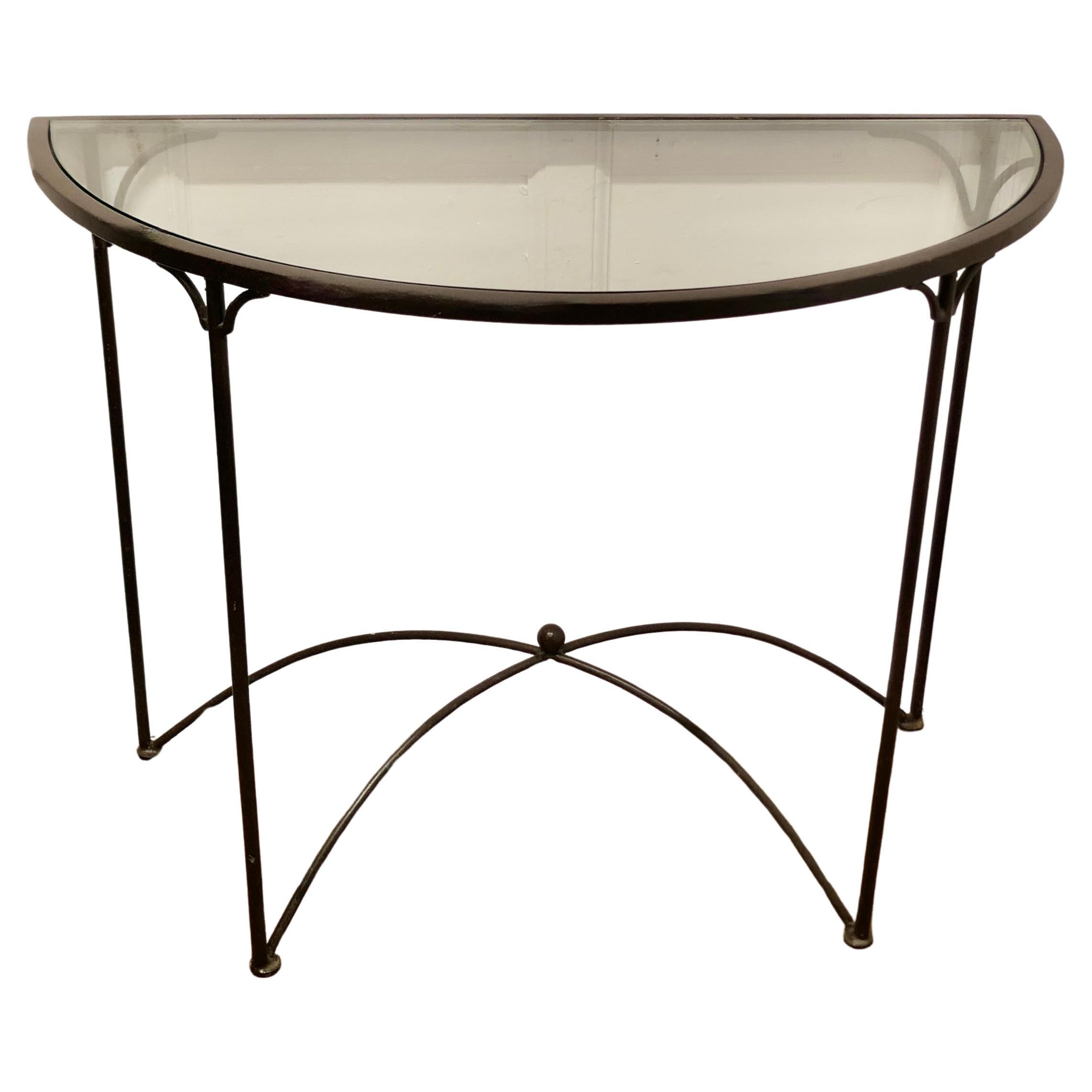 Table console élégante en fer et en verre    C'est une belle table   en vente