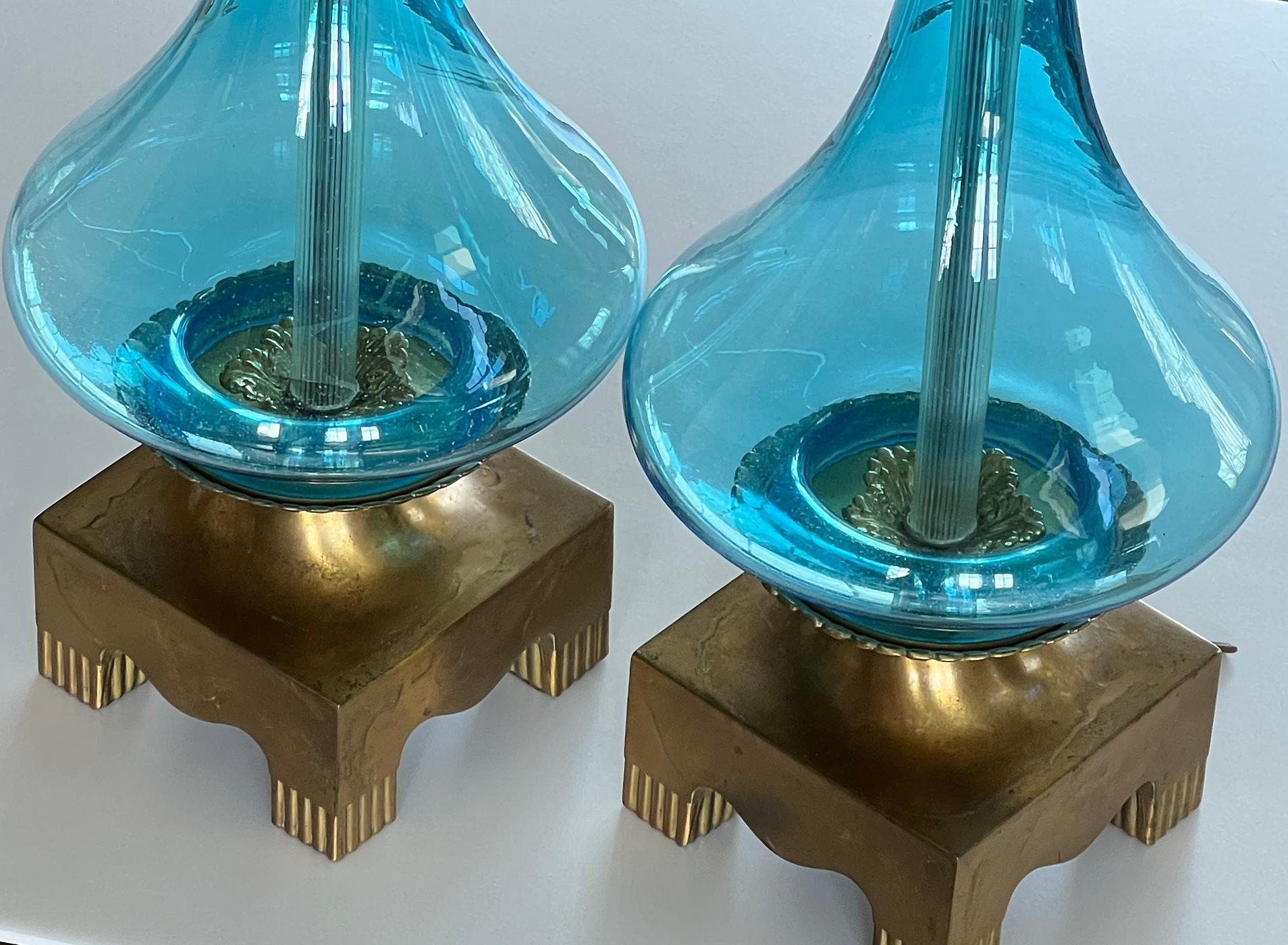 Stilvolles Paar blauer Keramik-Lampen in Flaschenform aus klarem Glas in Cerulean (Moderne) im Angebot
