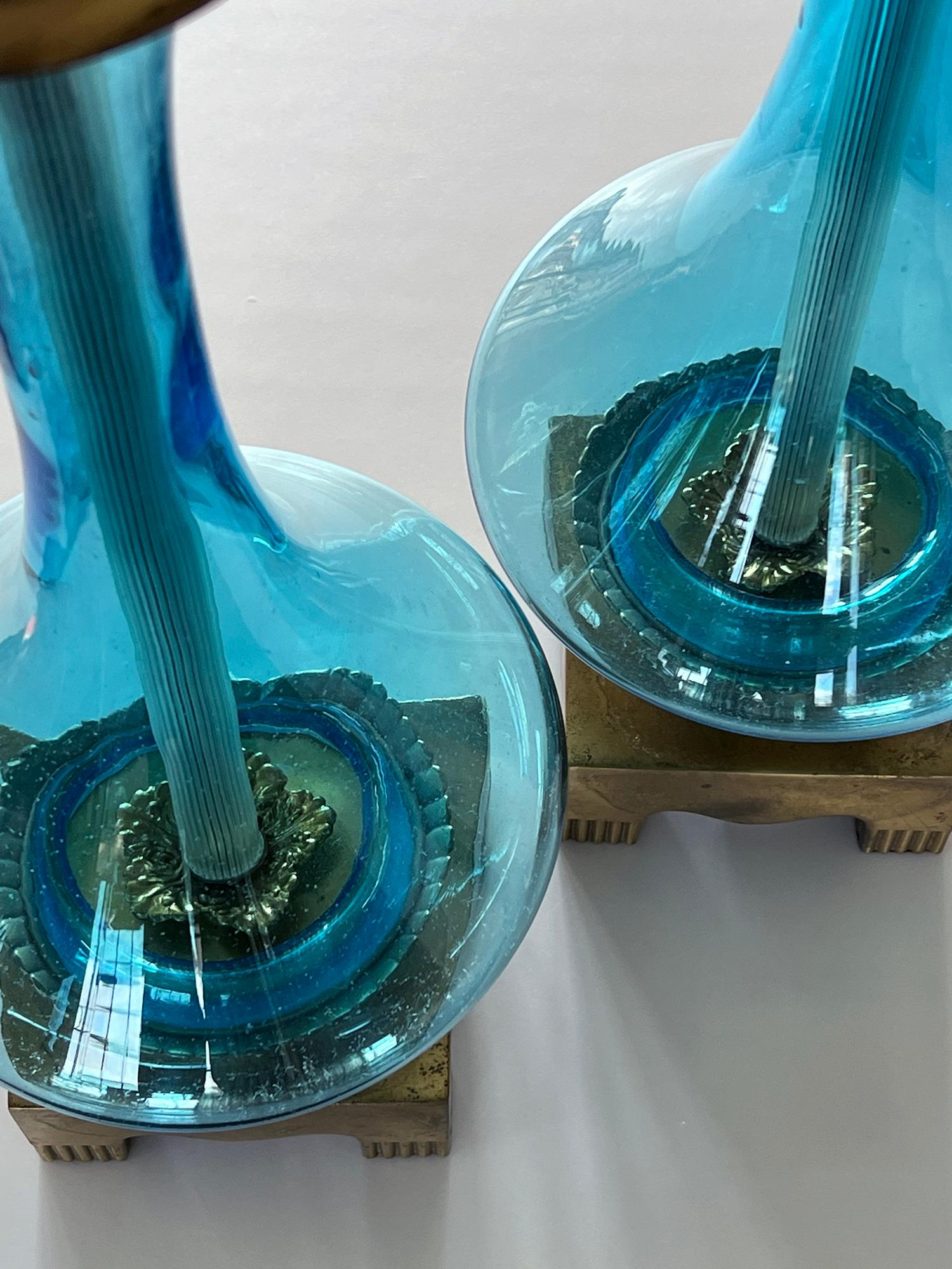Stilvolles Paar blauer Keramik-Lampen in Flaschenform aus klarem Glas in Cerulean (amerikanisch) im Angebot