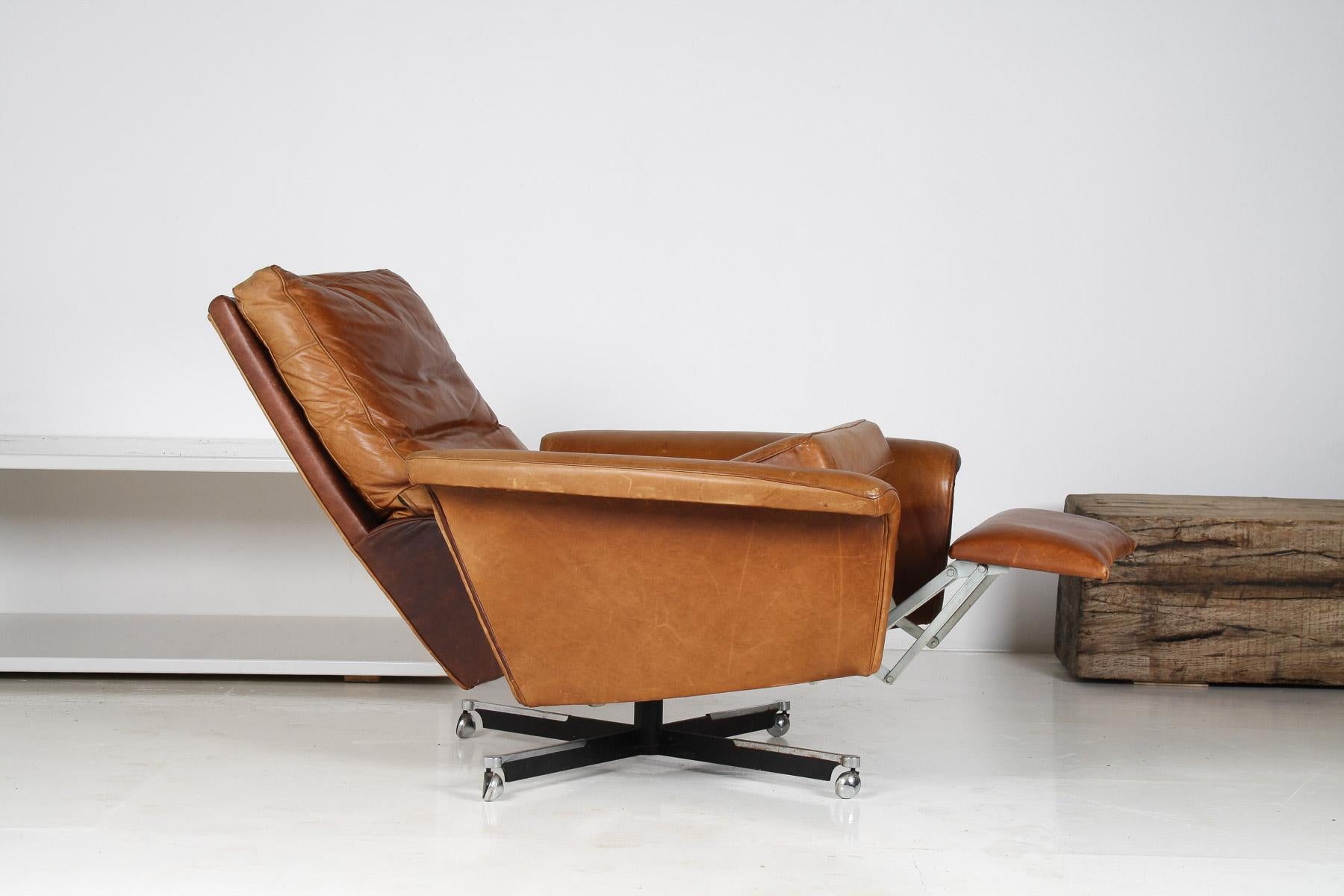 A Stylish1970s Mid-Century Tan Leather Full Recliner Swivel Chair 4