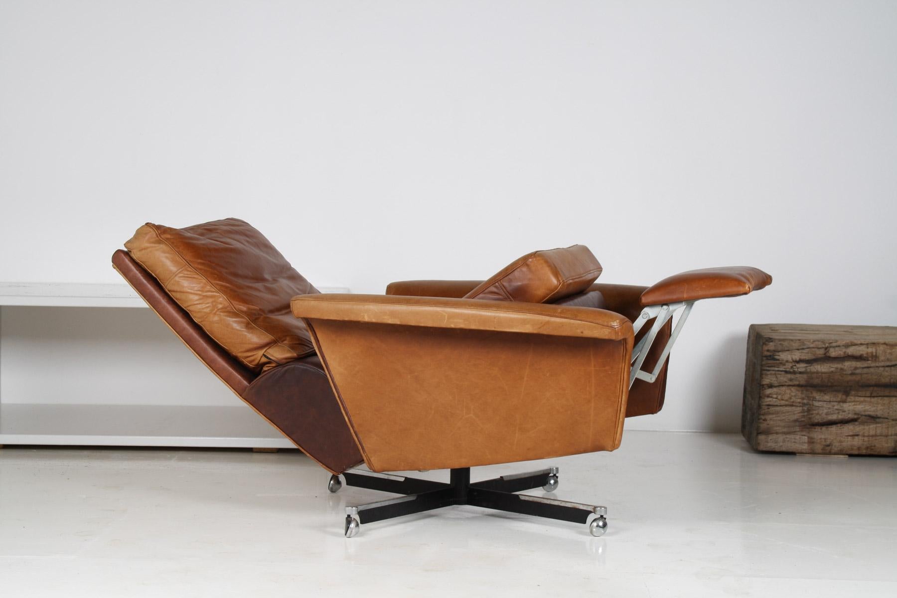 A Stylish1970s Mid-Century Tan Leather Full Recliner Swivel Chair 5