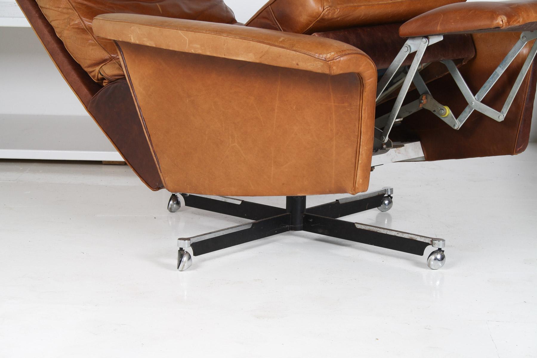 A Stylish1970s Mid-Century Tan Leather Full Recliner Swivel Chair 7
