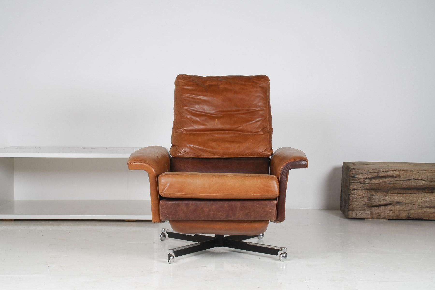 A Stylish1970s Mid-Century Tan Leather Full Recliner Swivel Chair 8