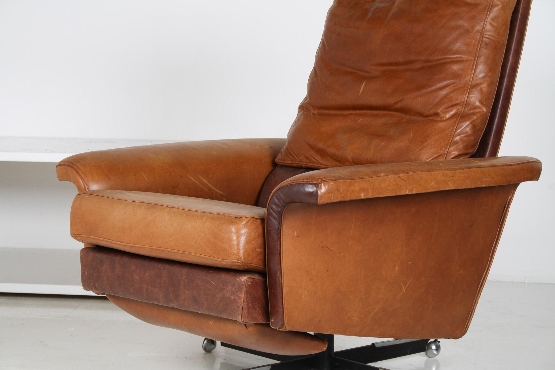 A Stylish1970s Mid-Century Tan Leather Full Recliner Swivel Chair 9