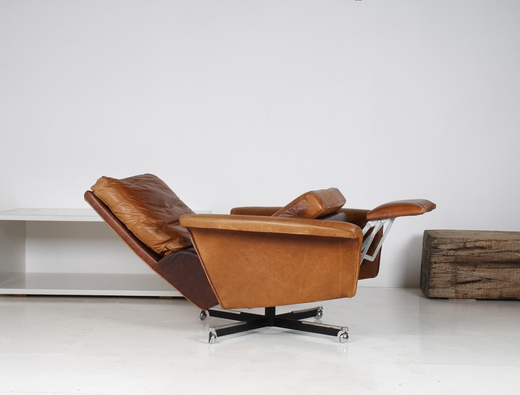 German A Stylish1970s Mid-Century Tan Leather Full Recliner Swivel Chair
