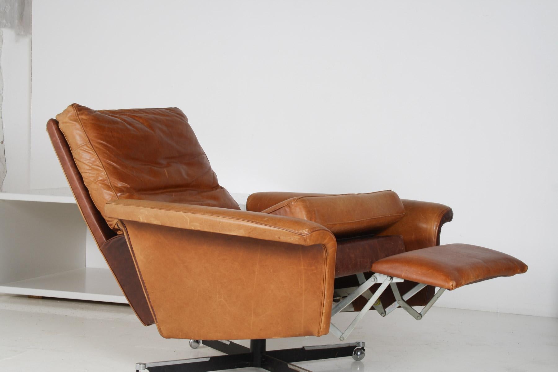 A Stylish1970s Mid-Century Tan Leather Full Recliner Swivel Chair In Good Condition In Llanbrynmair, GB