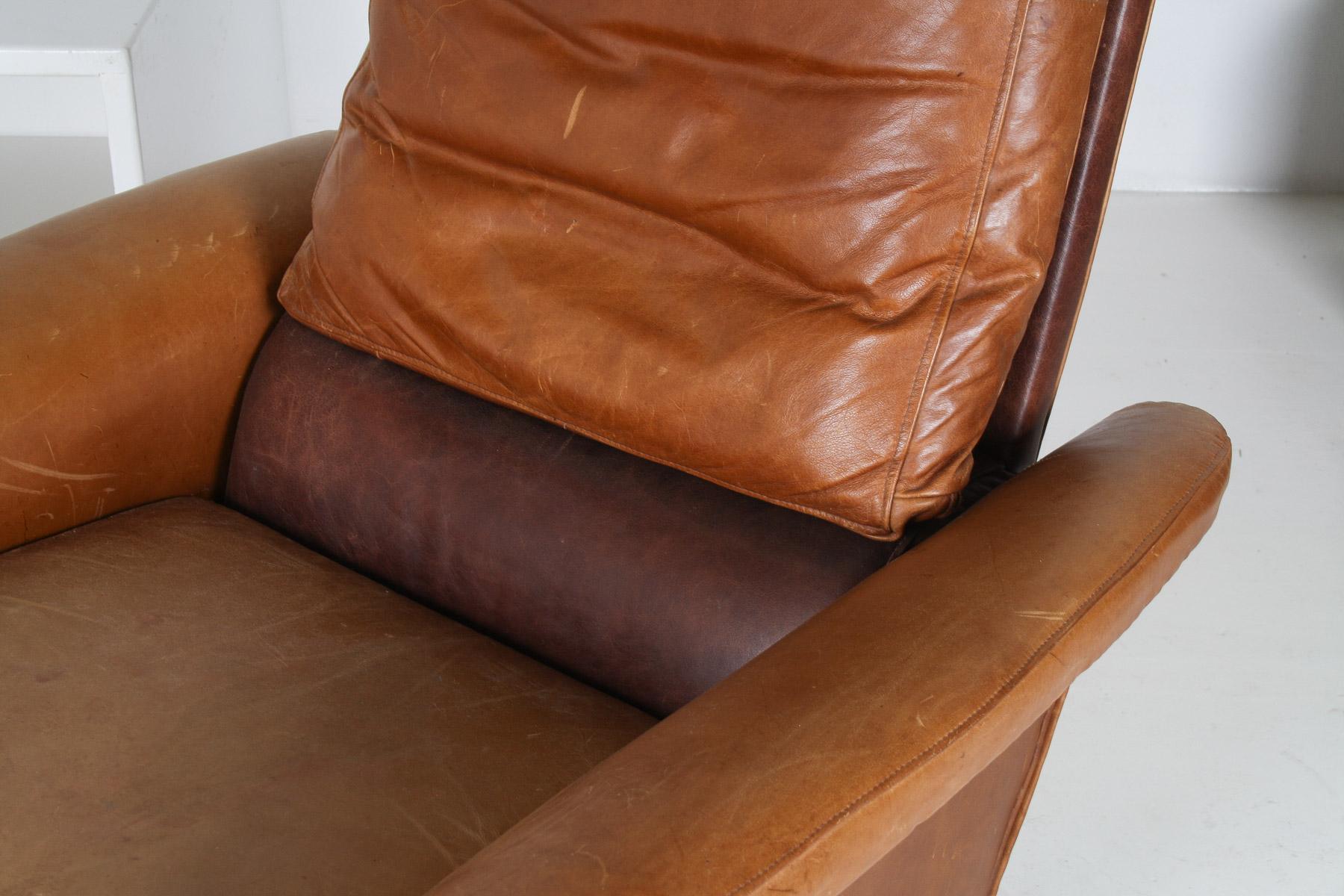 20th Century A Stylish1970s Mid-Century Tan Leather Full Recliner Swivel Chair
