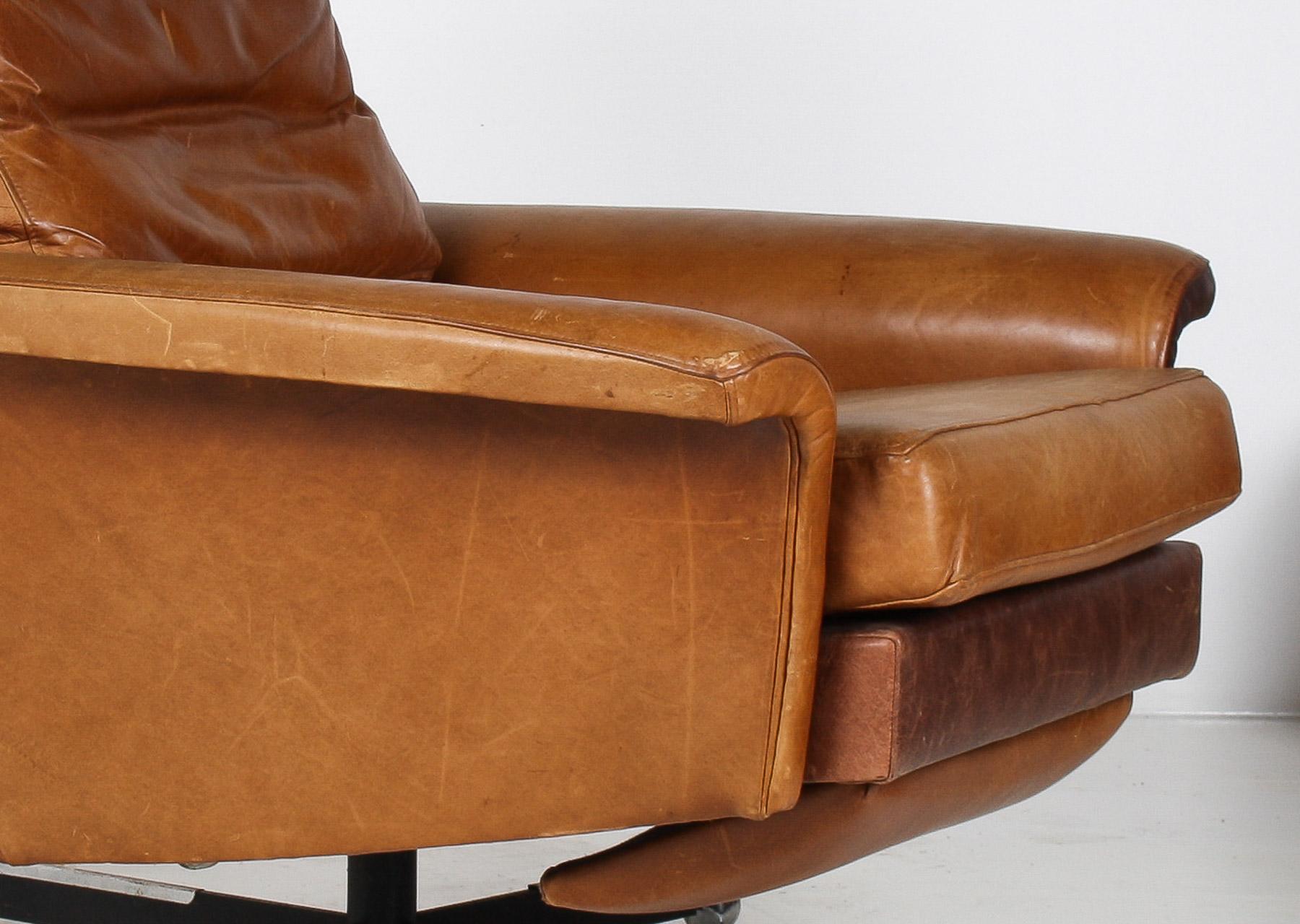 A Stylish1970s Mid-Century Tan Leather Full Recliner Swivel Chair 2