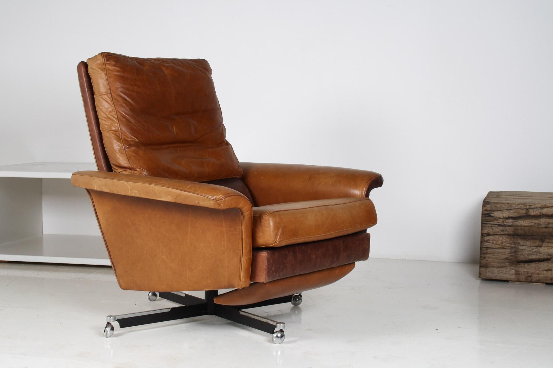 A Stylish1970s Mid-Century Tan Leather Full Recliner Swivel Chair 3