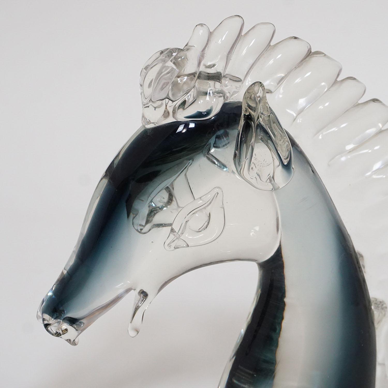 Una grande scultura di cavallo di Murano in vetro trasparente e grigio di Sommerso. Prodotto intorno al 1970, forse da Ermanno Nanson, Murano. See: Von Zezschwitz Kunst und Design, 09 dicembre 2010, Monaco di Baviera, Germania, Lotto numero 291 a