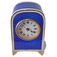 Une horloge de voiture Sub Miniature en argent doré et émail guilloché bleu.