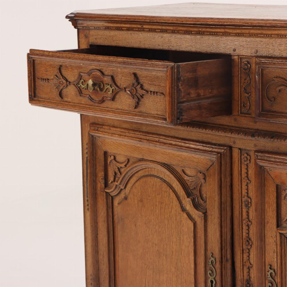 Francese Credenza o buffet in quercia intagliata, francese o belga, del XVIII secolo. in vendita