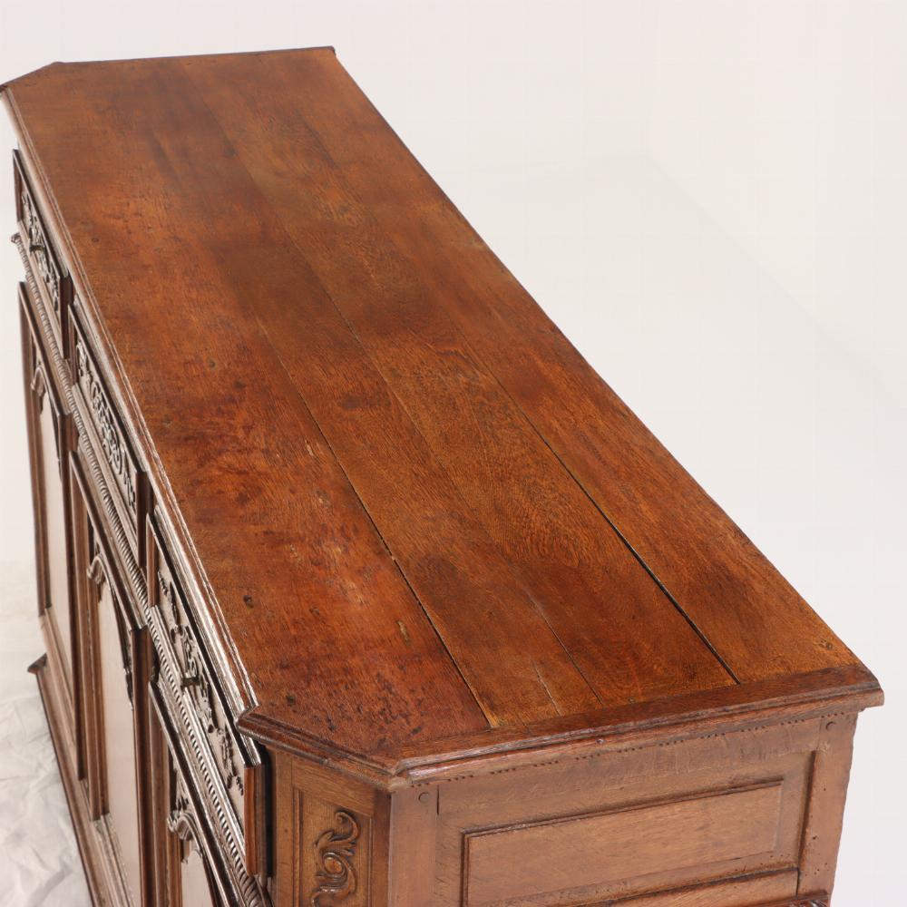 Intagliato Credenza o buffet in quercia intagliata, francese o belga, del XVIII secolo. in vendita