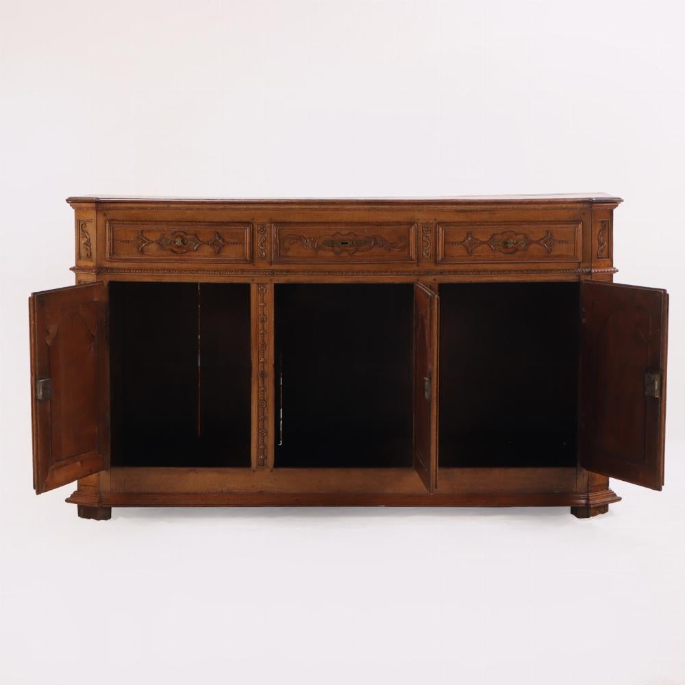 Quercia Credenza o buffet in quercia intagliata, francese o belga, del XVIII secolo. in vendita