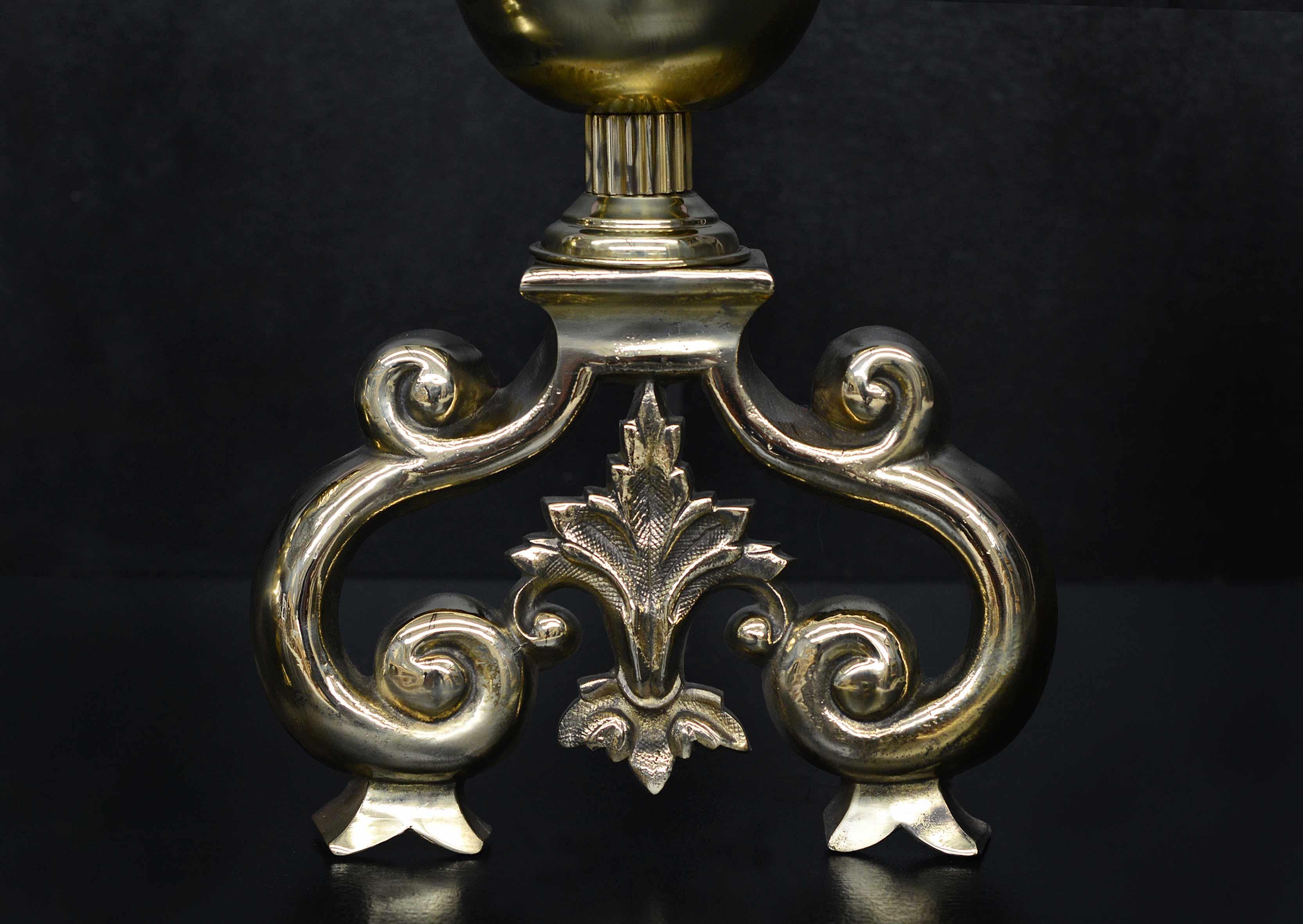 A pair of large brass firedogs. The shaped feet with foliage to centre surmounted by globes to shafts and flame finials. English, late 19th century.

Measures: Height: 630 mm 24 ¾