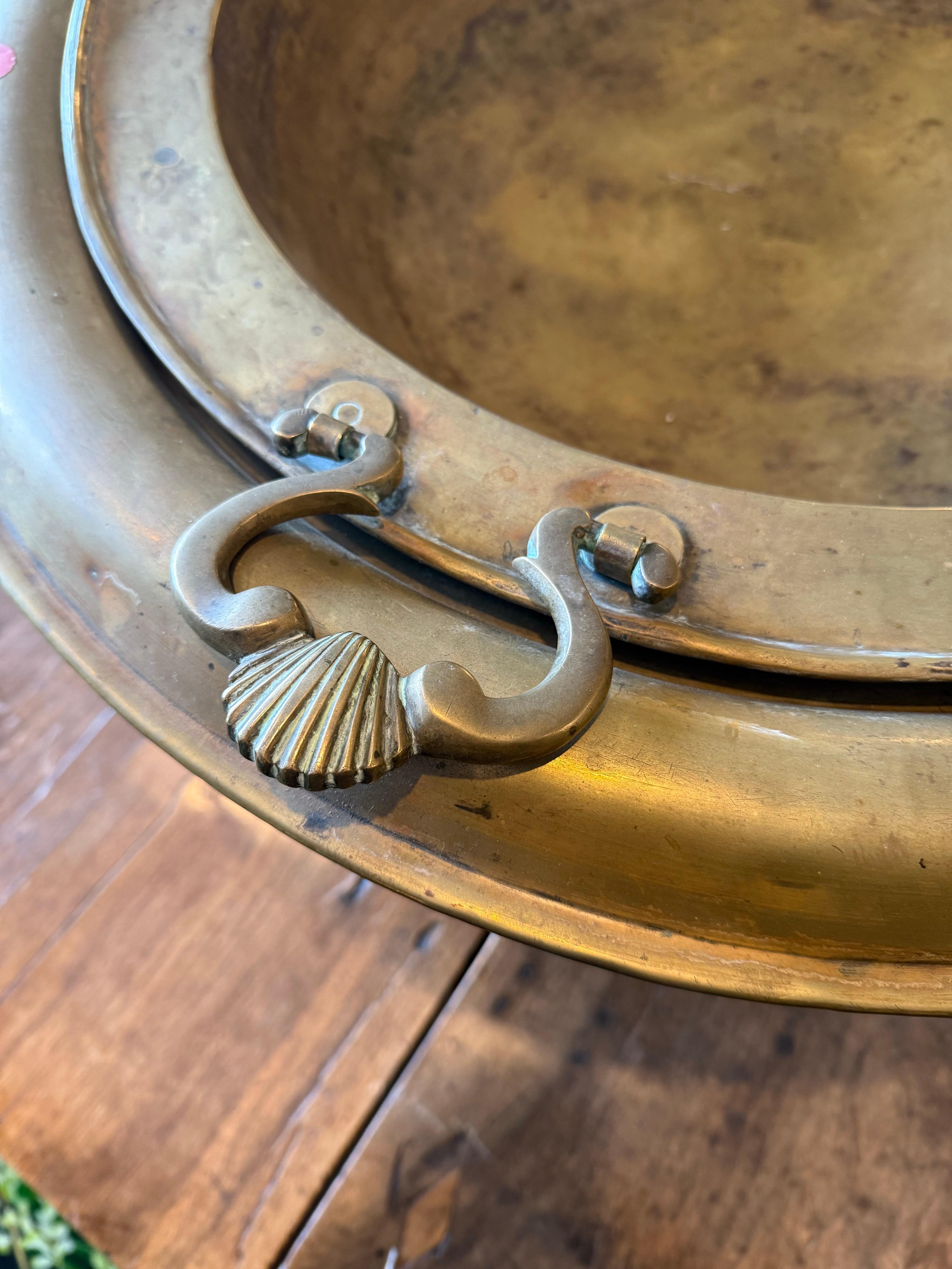 Un sostanzioso braciere spagnolo in rame e ottone, XIX secolo in vendita 4