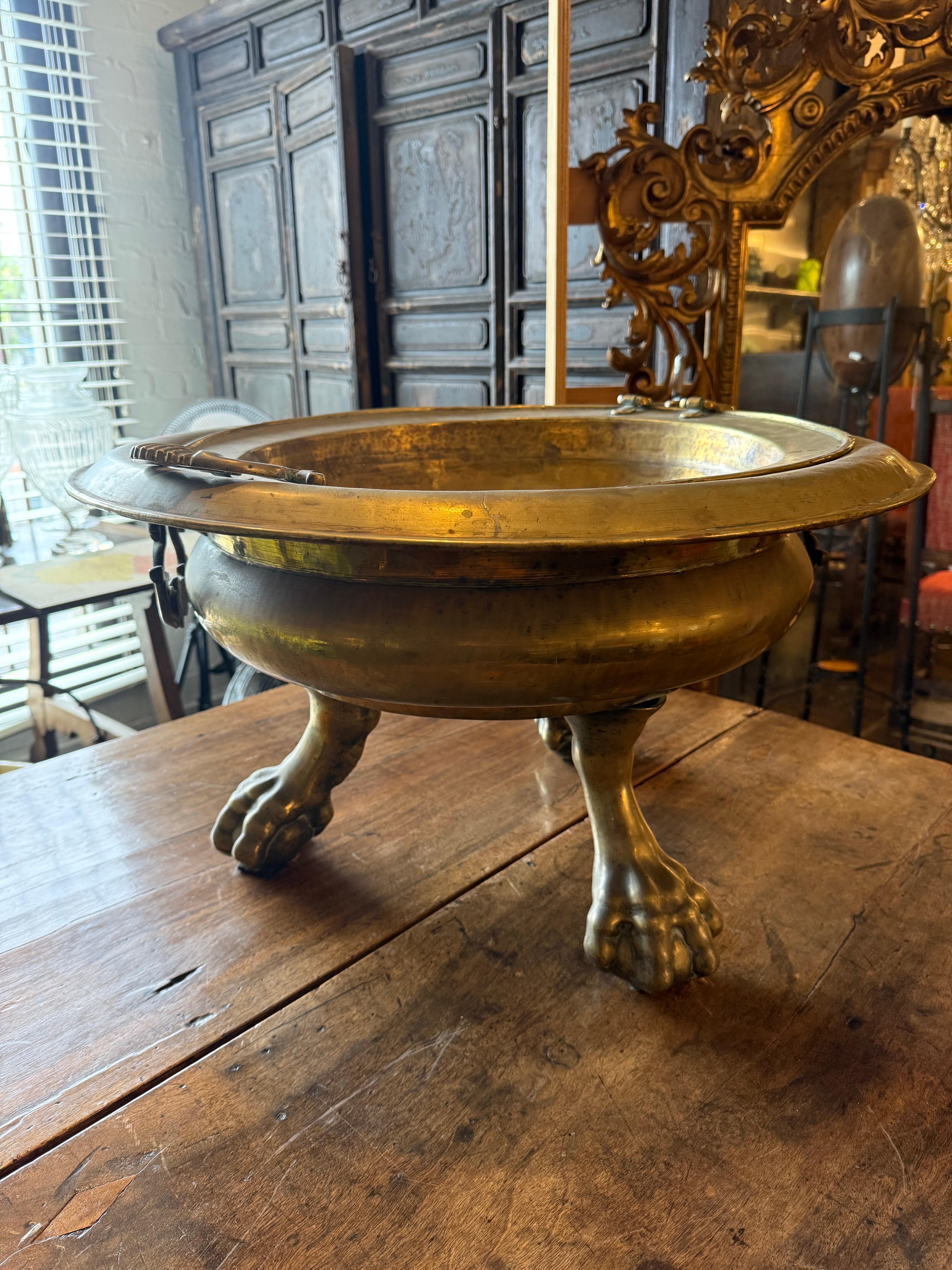 Un sostanzioso braciere spagnolo in rame e ottone, XIX secolo in vendita 5