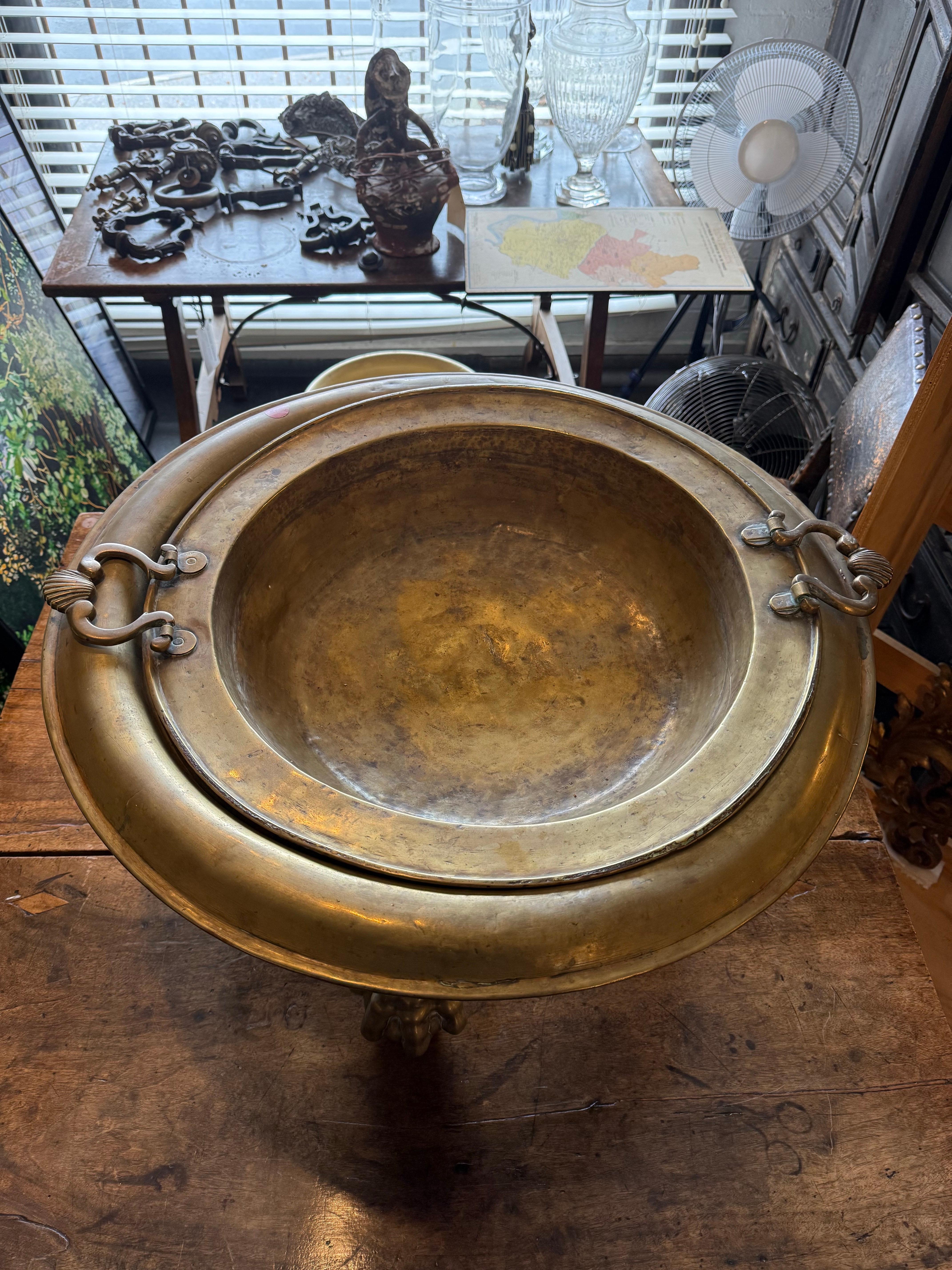 Un sostanzioso braciere spagnolo in rame e ottone, XIX secolo in vendita 6