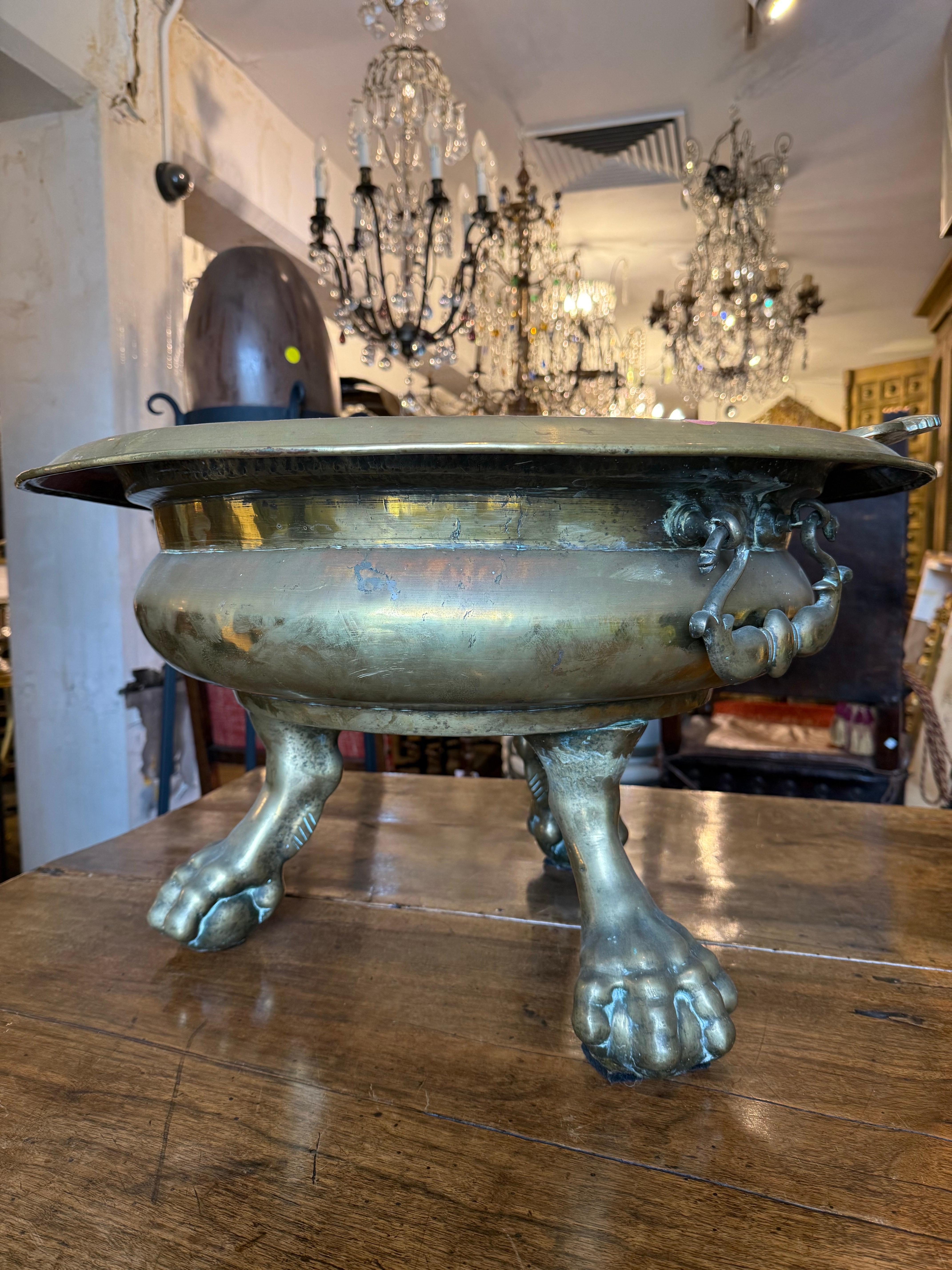 Un sostanzioso braciere spagnolo in rame e ottone, XIX secolo in vendita 7