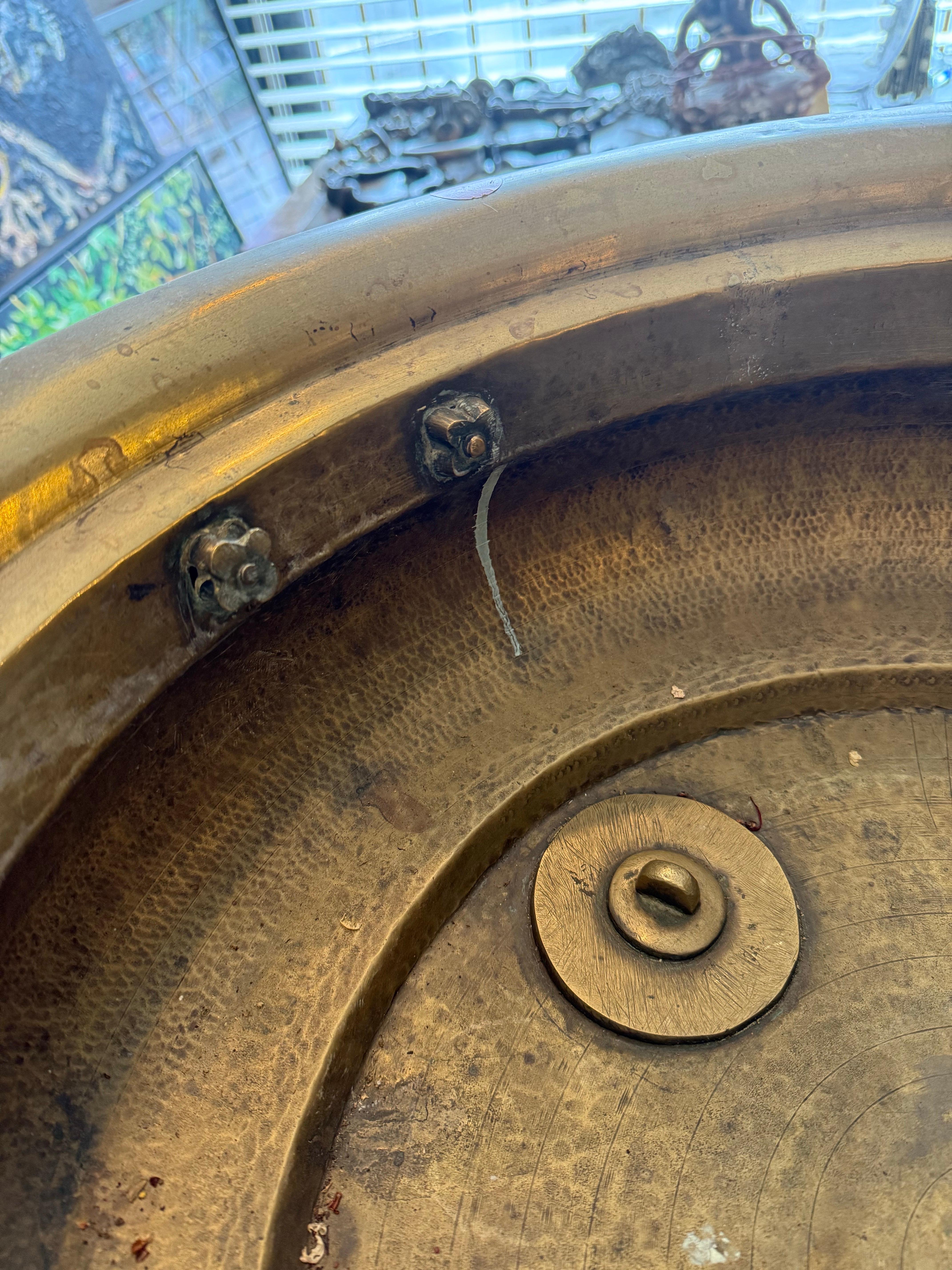 Un sostanzioso braciere spagnolo in rame e ottone, XIX secolo in vendita 8