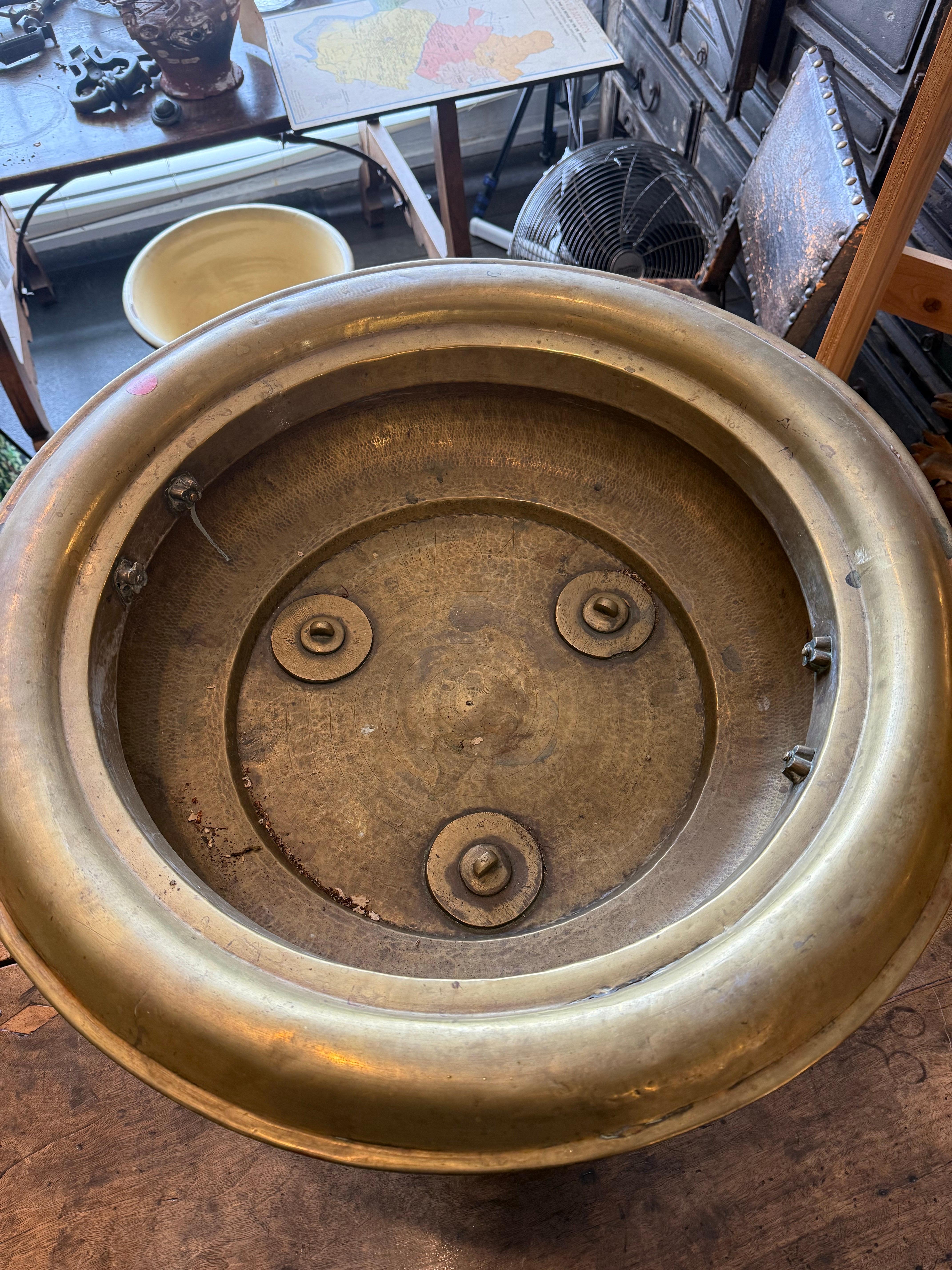 Un sostanzioso braciere spagnolo in rame e ottone, XIX secolo in vendita 2