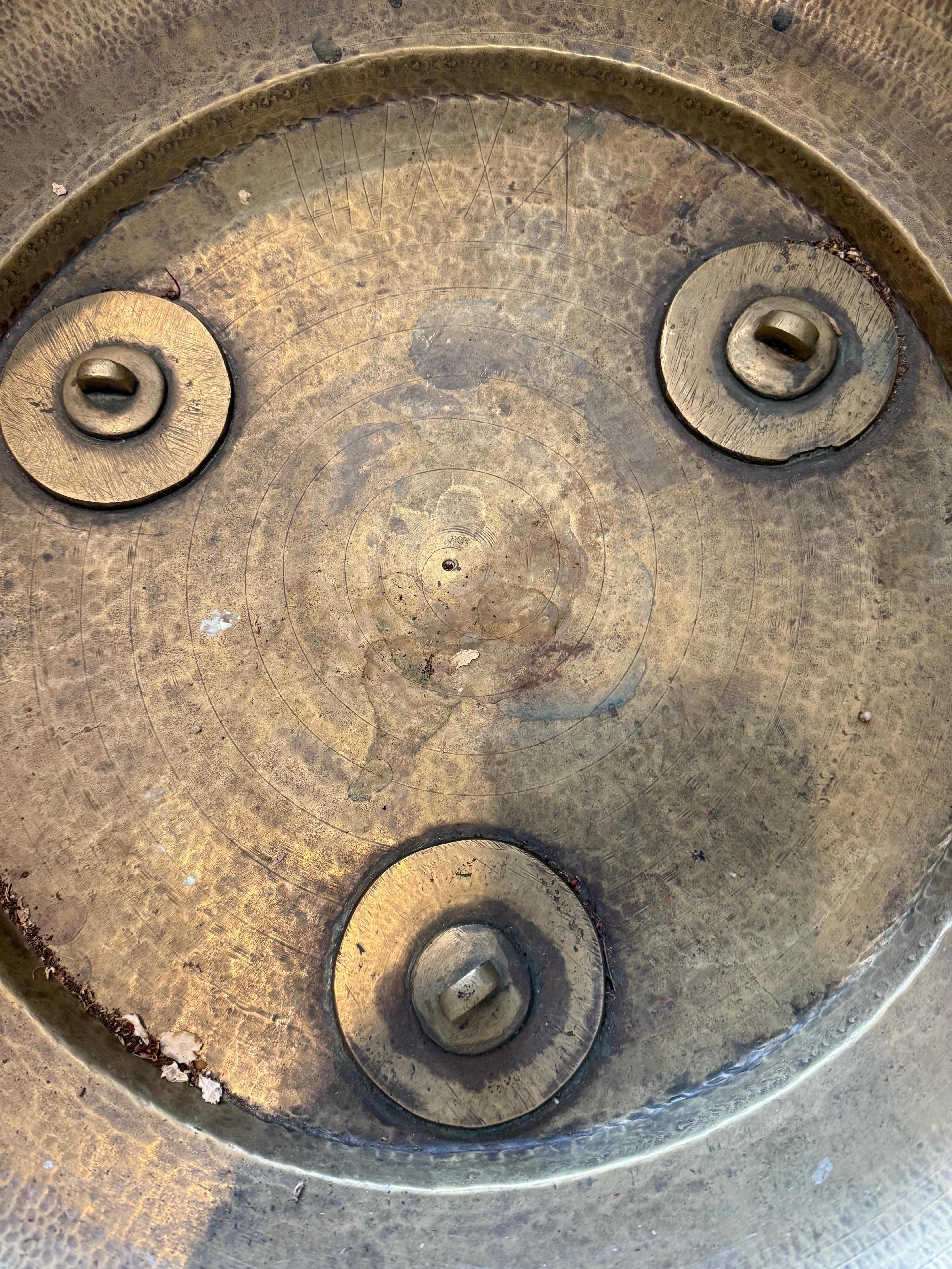 Un sostanzioso braciere spagnolo in rame e ottone, XIX secolo in vendita 3