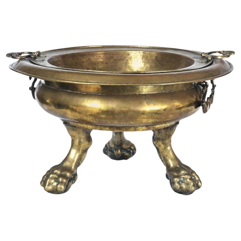 Un sostanzioso braciere spagnolo in rame e ottone, XIX secolo in vendita