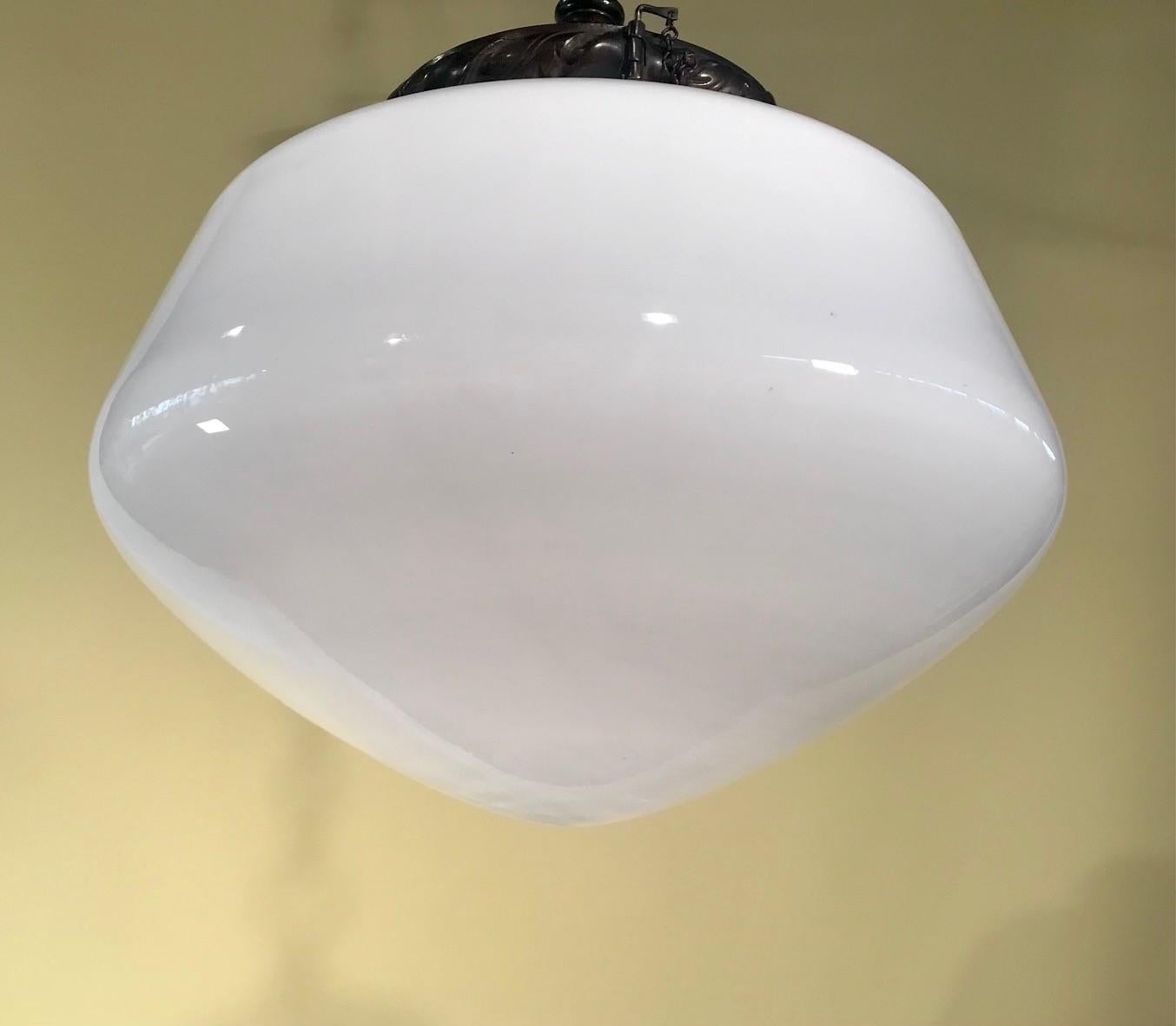 Calco Una suite di 12 grandi lampade a sospensione a globo opalino montate in bronzo in vendita