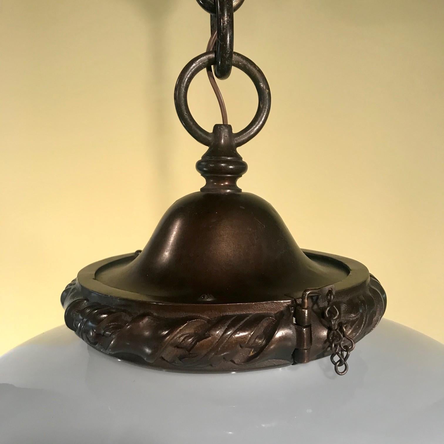 Suite de 12 grands luminaires à suspension en forme de globe en opaline montés sur bronze Bon état - En vente à Montreal, QC