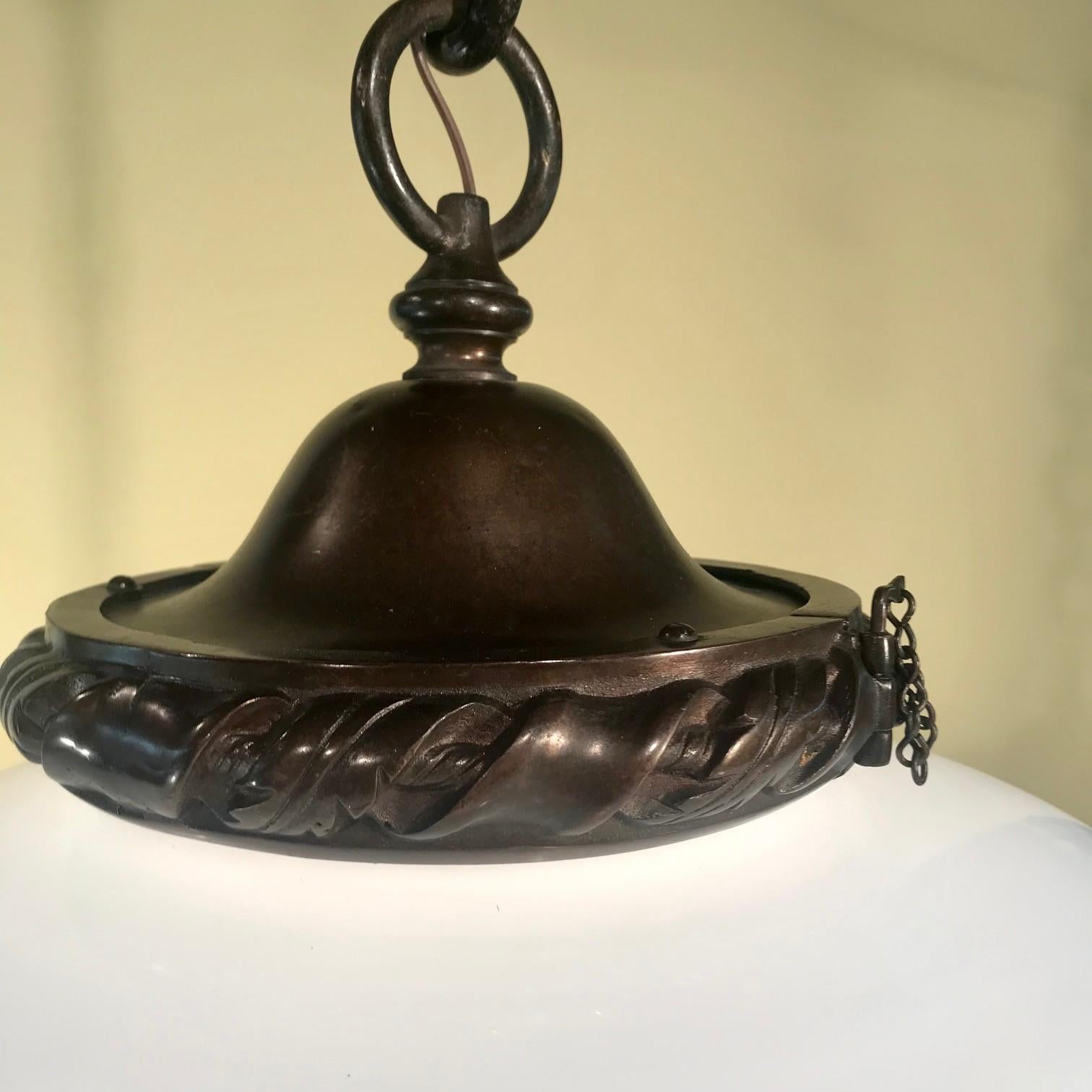 Début du 20ème siècle  Suite de 12 grands luminaires à suspension en forme de globe en opaline montés sur bronze en vente