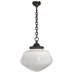 Una suite di 12 grandi lampade a sospensione a globo opalino montate in bronzo