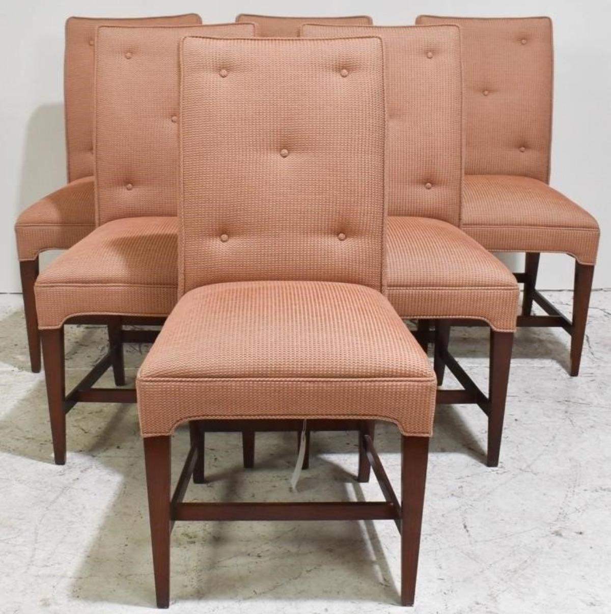 Une suite de 6 élégantes chaises de salle à manger de style Mid-Century Modern.