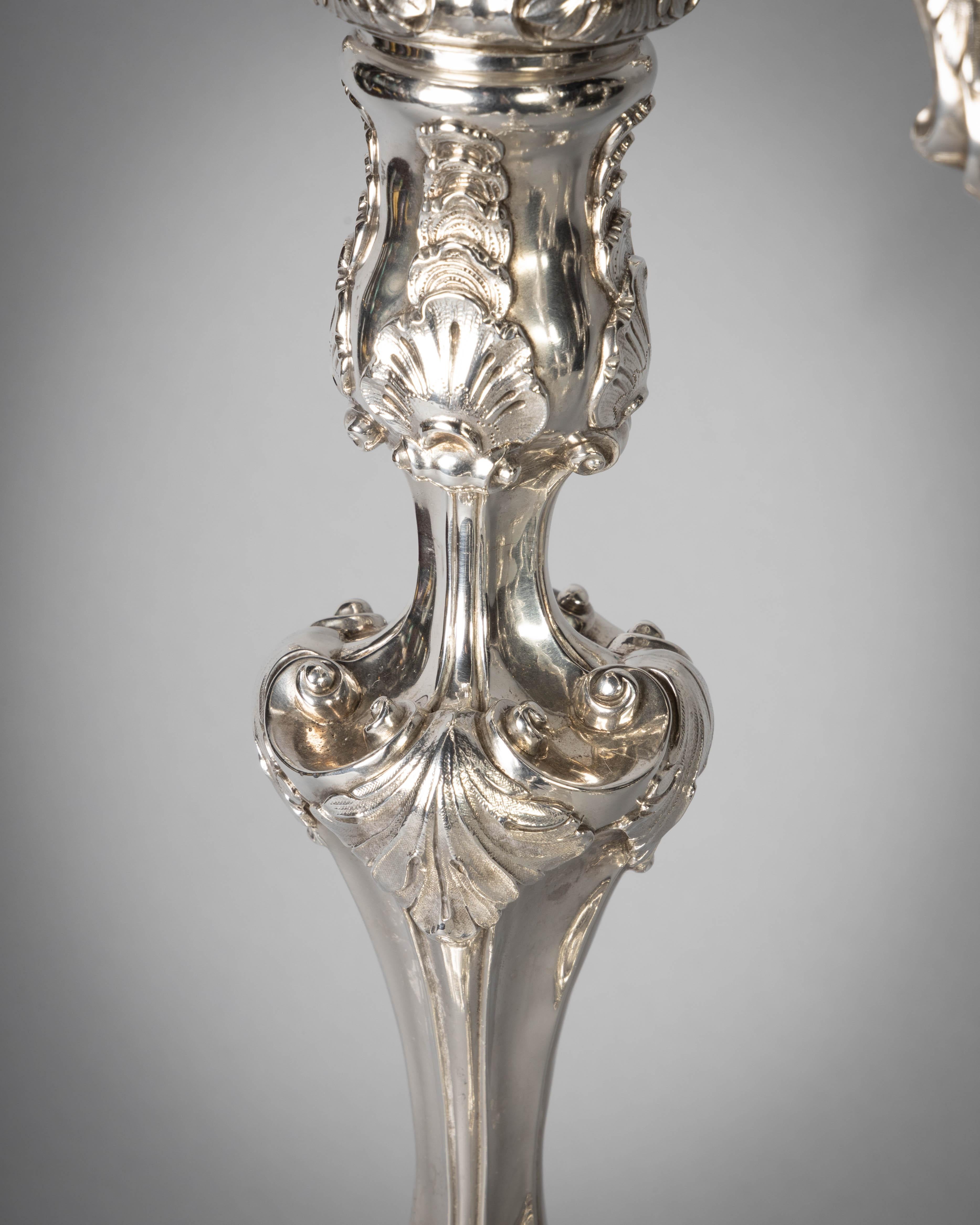 Suite von vier englischen Silberkandelabern im Zustand „Hervorragend“ im Angebot in New York, NY
