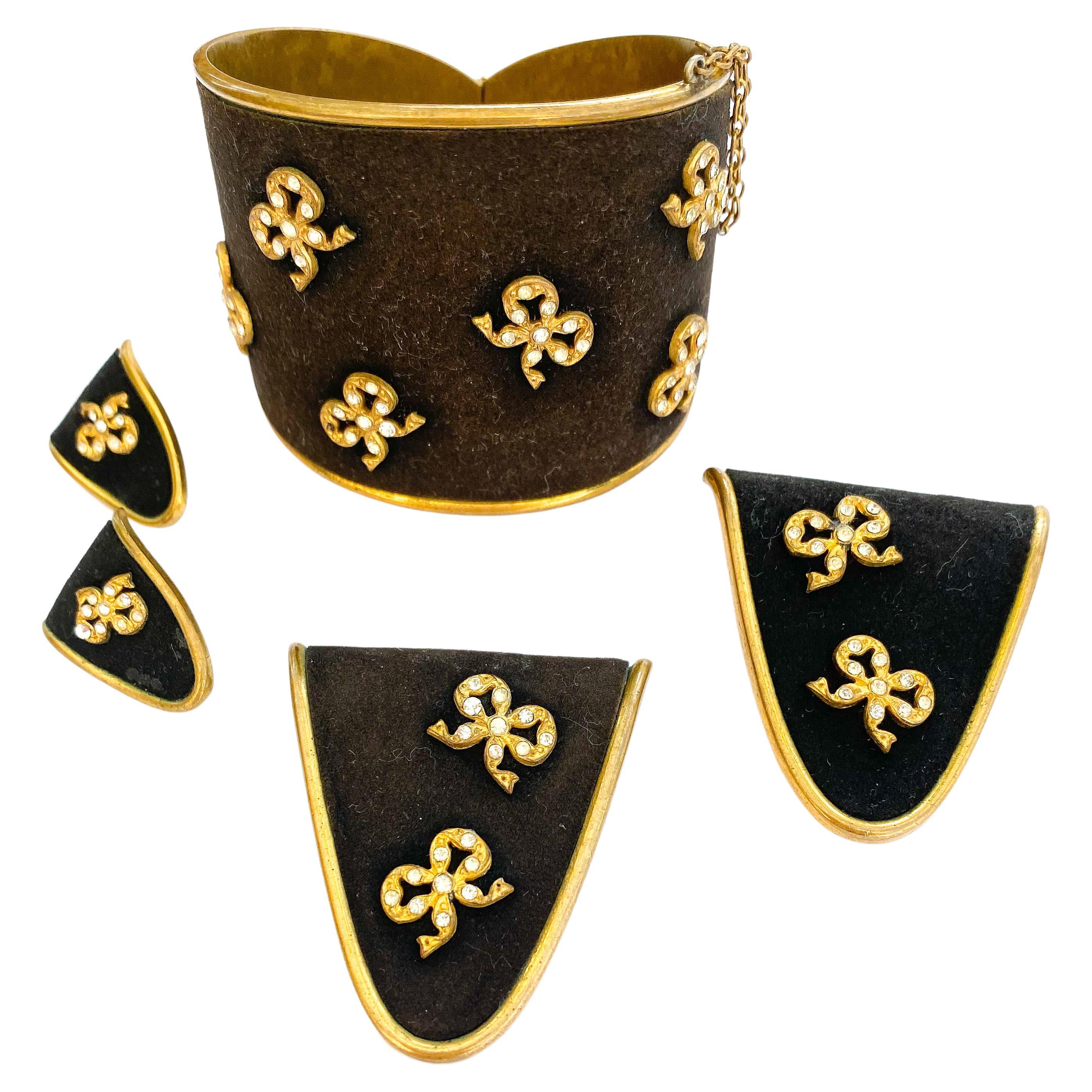 A suite of gilt metal and black suede jewellery by Henri A La Pensee, Paris. For Sale