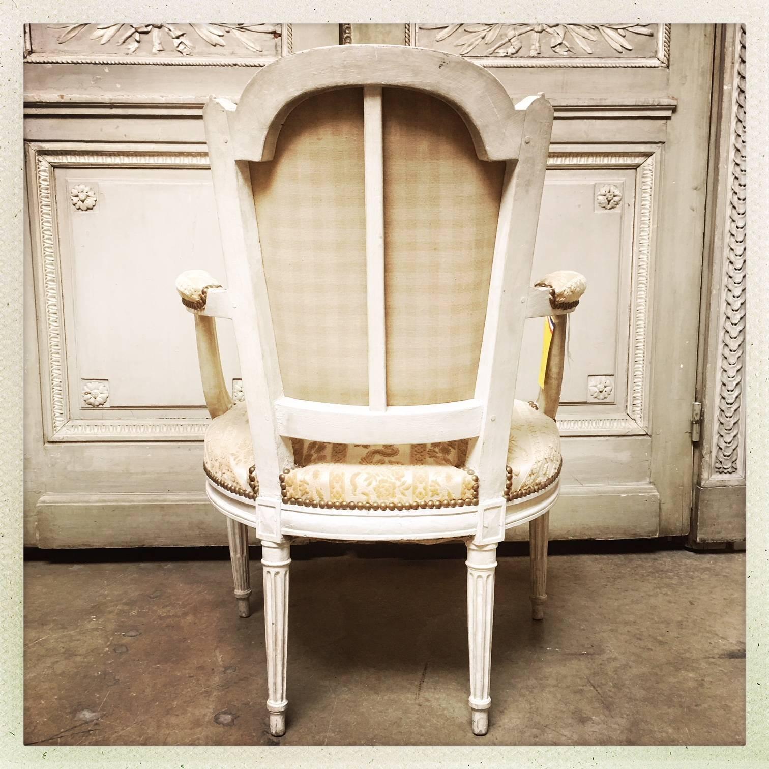 Suite de six fauteuils français Louis XVI à finition peinte, 18ème siècle Bon état - En vente à Dallas, TX