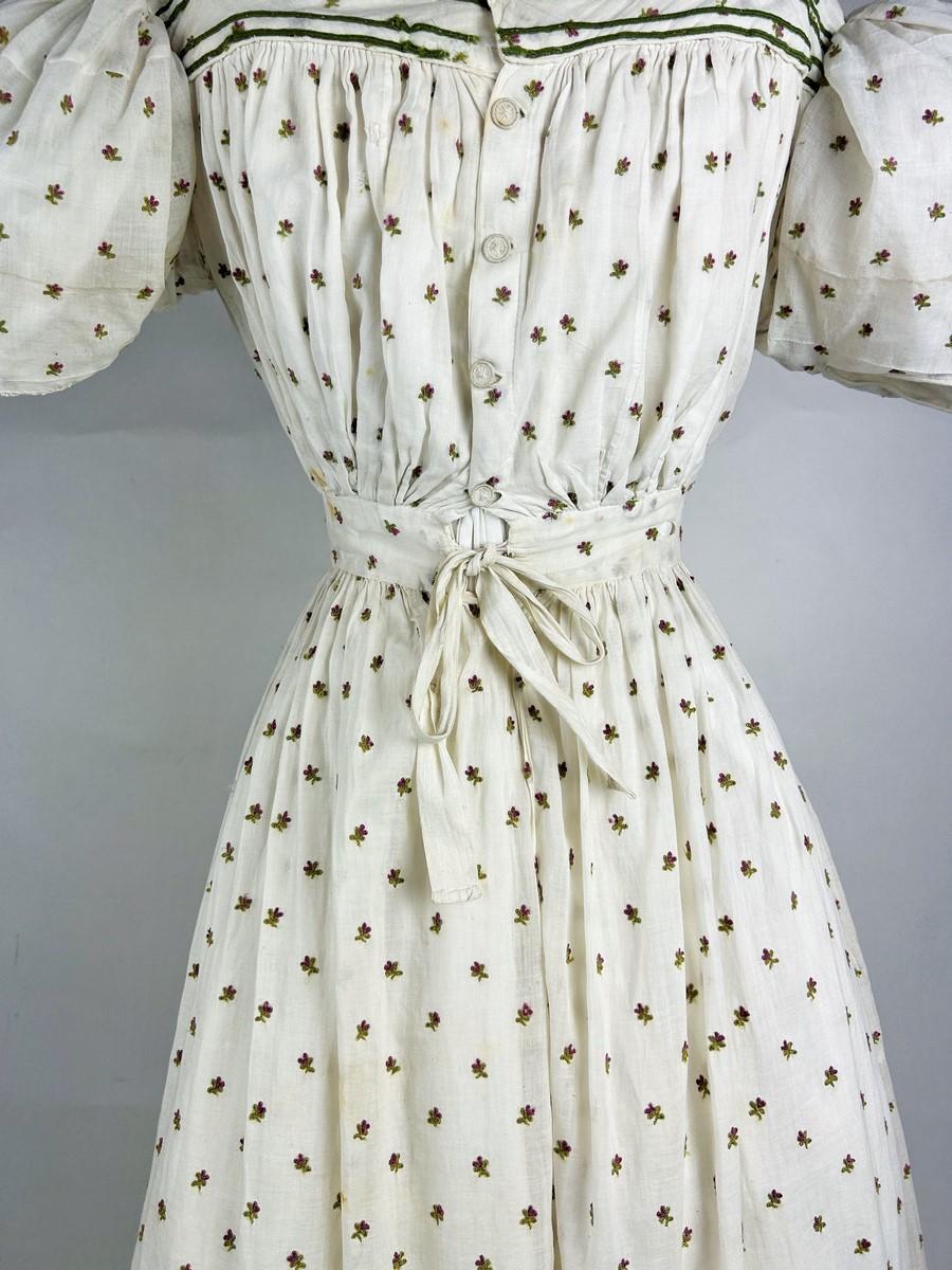A Summer day dress in cotton muslin embroidered with wool Circa 1820-1825 For Sale 6