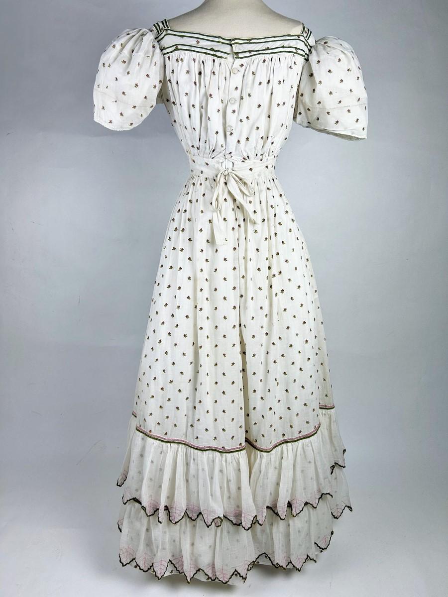 A Summer day dress in cotton muslin embroidered with wool Circa 1820-1825 For Sale 7