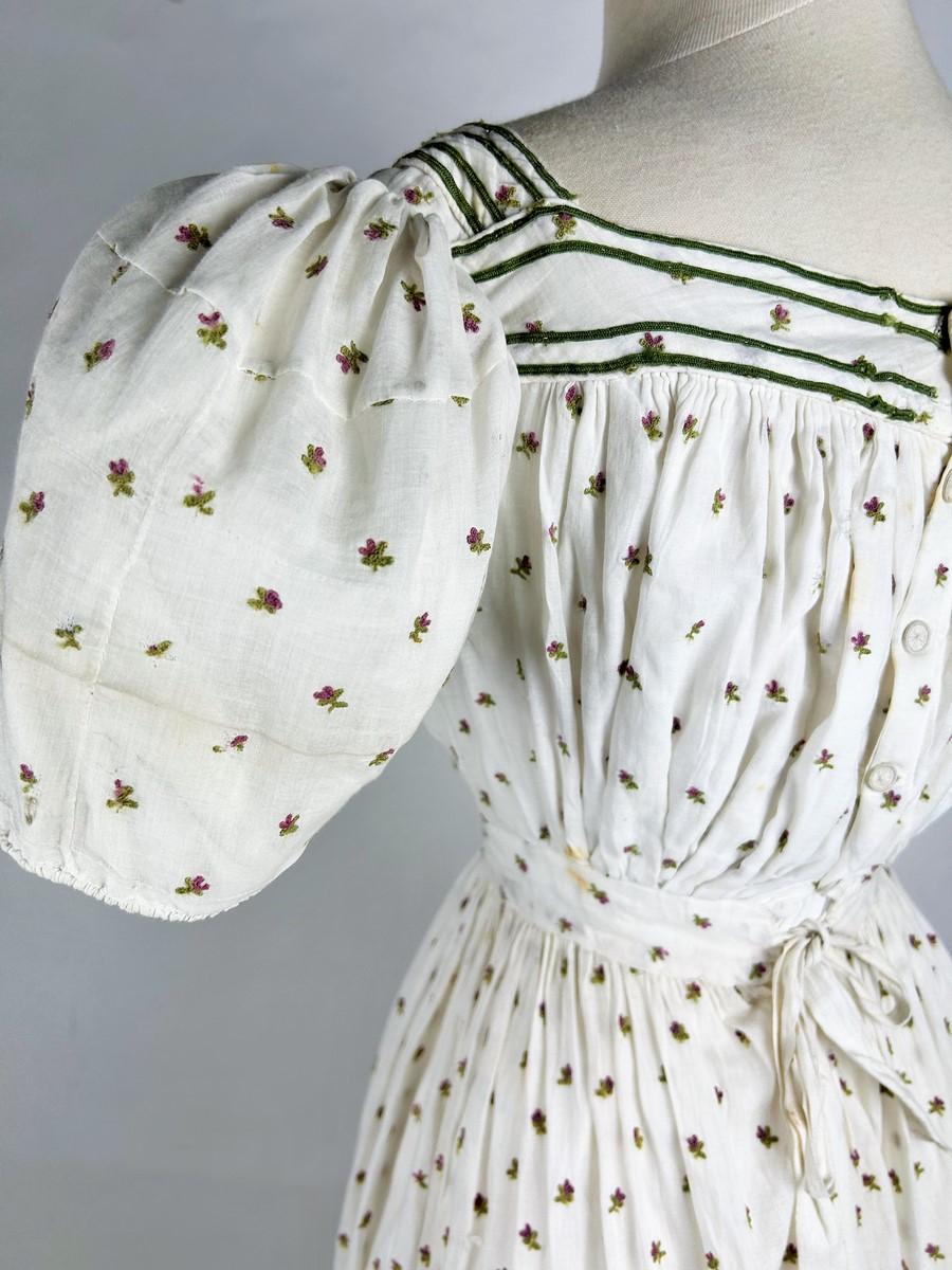 A Summer day dress in cotton muslin embroidered with wool Circa 1820-1825 For Sale 8