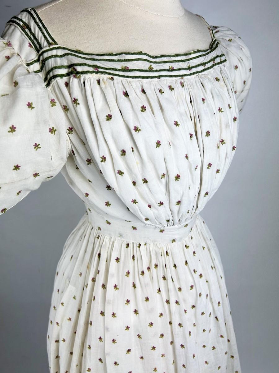 A Summer day dress in cotton muslin embroidered with wool Circa 1820-1825 For Sale 9