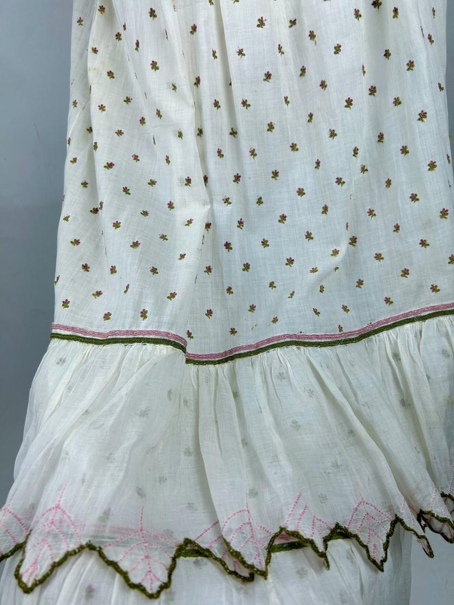 A Summer day dress in cotton muslin embroidered with wool Circa 1820-1825 For Sale 10