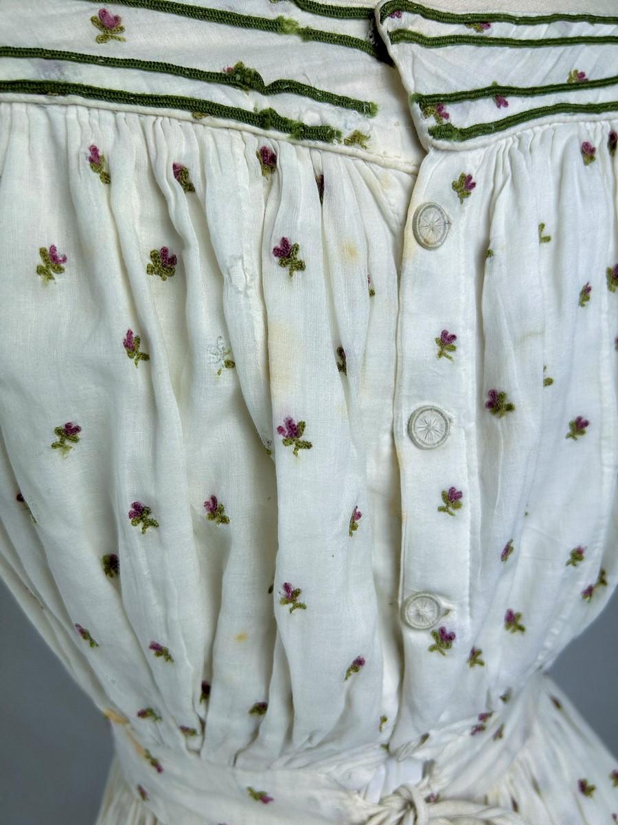 A Summer day dress in cotton muslin embroidered with wool Circa 1820-1825 For Sale 11