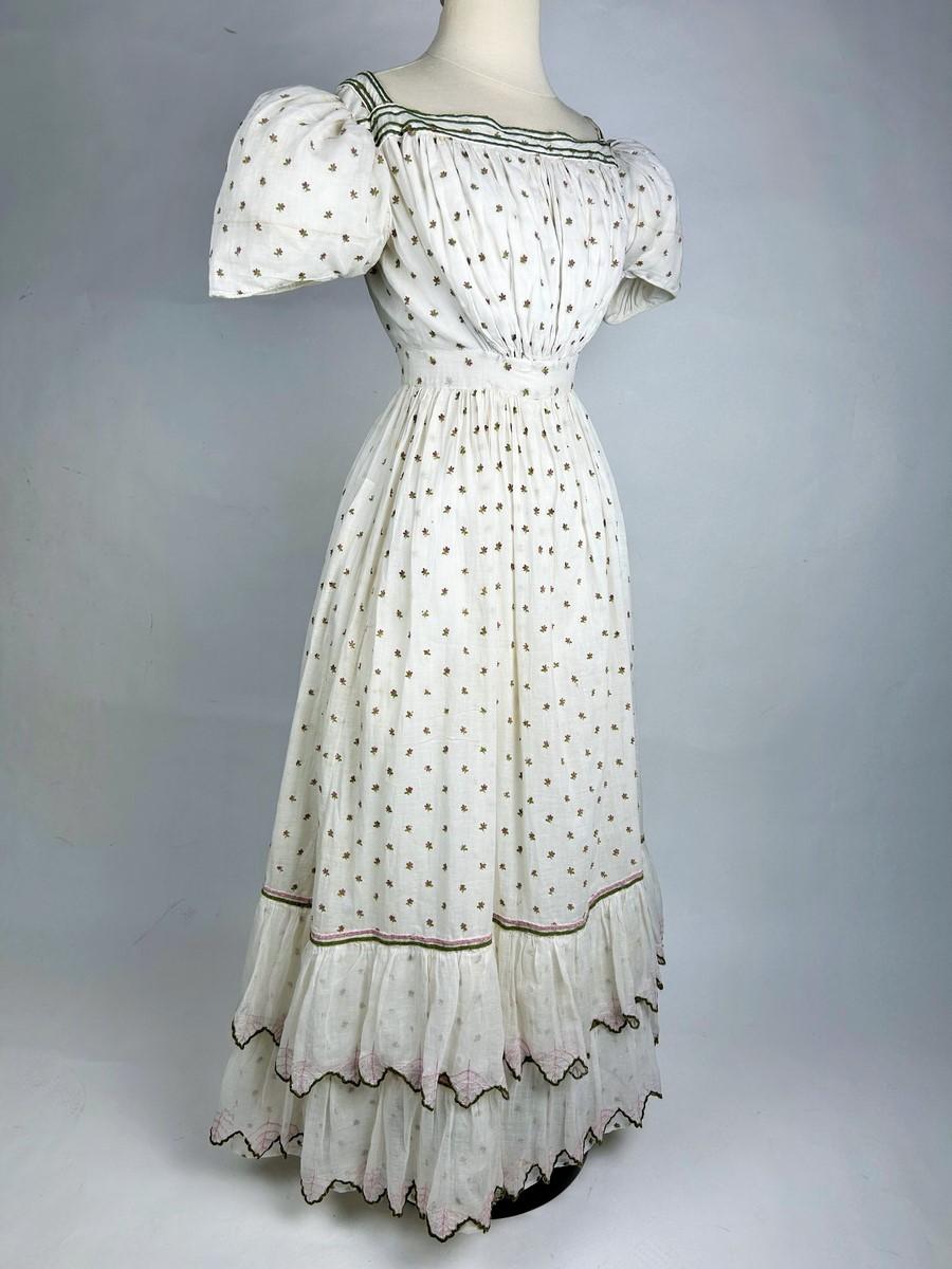 A Summer day dress in cotton muslin embroidered with wool Circa 1820-1825 In Good Condition For Sale In Toulon, FR