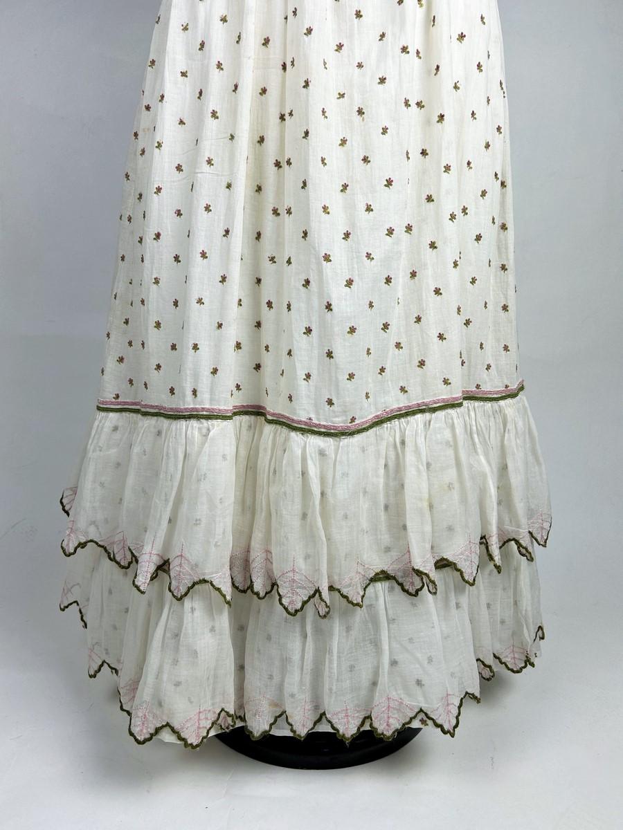 Women's A Summer day dress in cotton muslin embroidered with wool Circa 1820-1825 For Sale