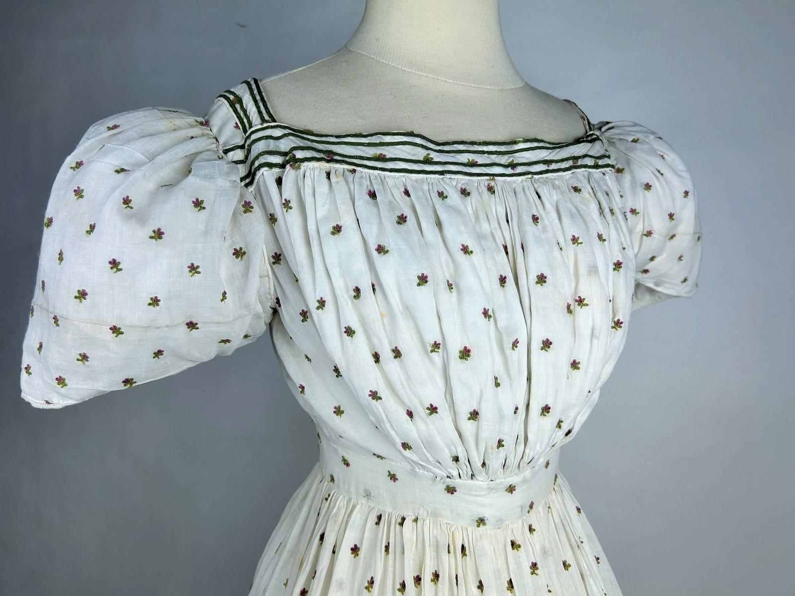 A Summer day dress in cotton muslin embroidered with wool Circa 1820-1825 For Sale 1