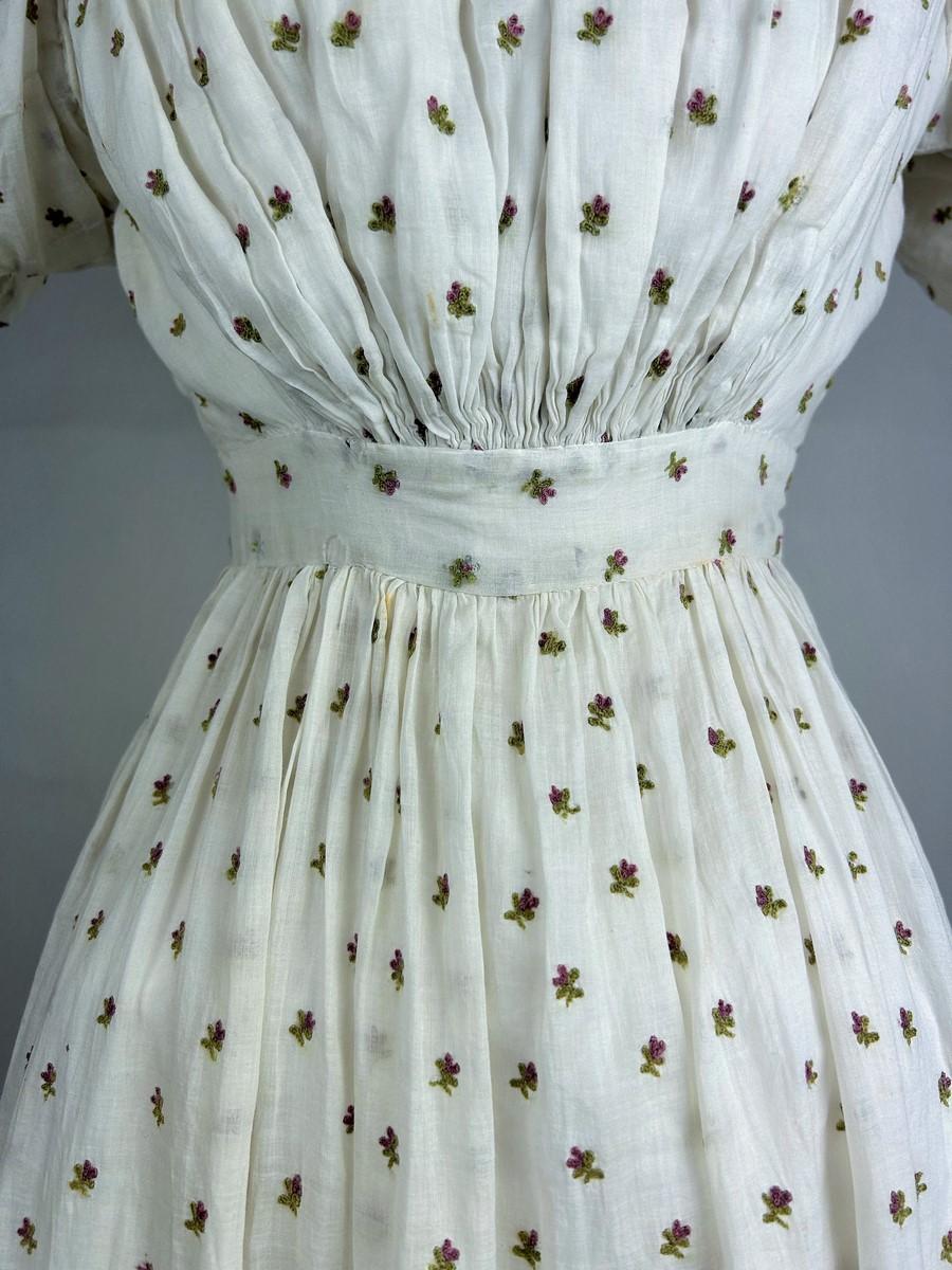 A Summer day dress in cotton muslin embroidered with wool Circa 1820-1825 For Sale 2