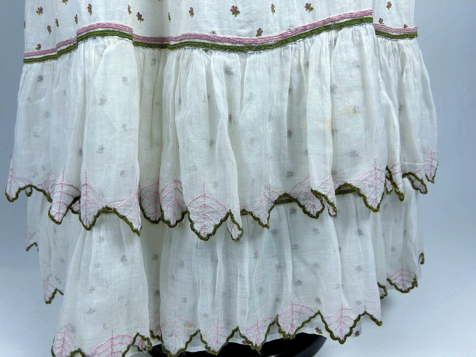 A Summer day dress in cotton muslin embroidered with wool Circa 1820-1825 For Sale 4